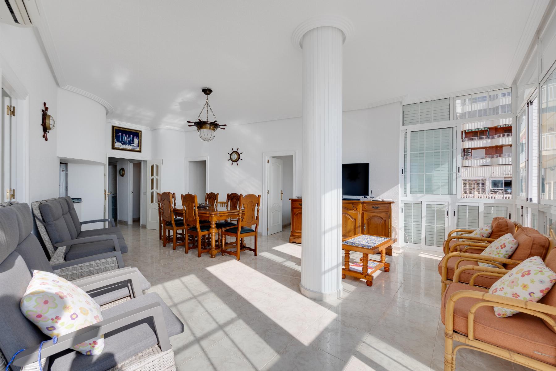 Resale - 4 Bedroom 2 Bathroom Apartamento in Torrevieja - Playa del Acequión - Alicante