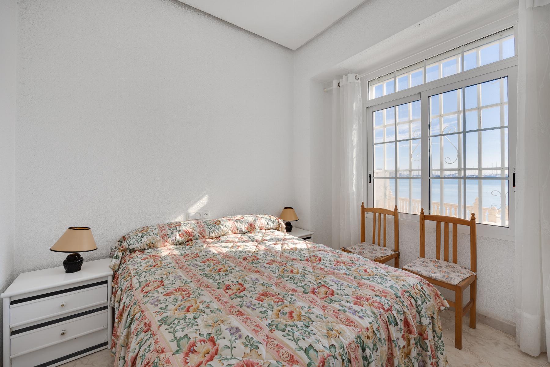 Resale - 4 Bedroom 2 Bathroom Apartamento in Torrevieja - Playa del Acequión - Alicante