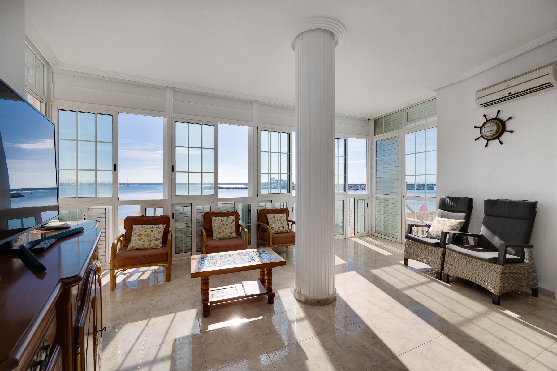 Resale - 4 Bedroom 2 Bathroom Apartamento in Torrevieja - Playa del Acequión - Alicante