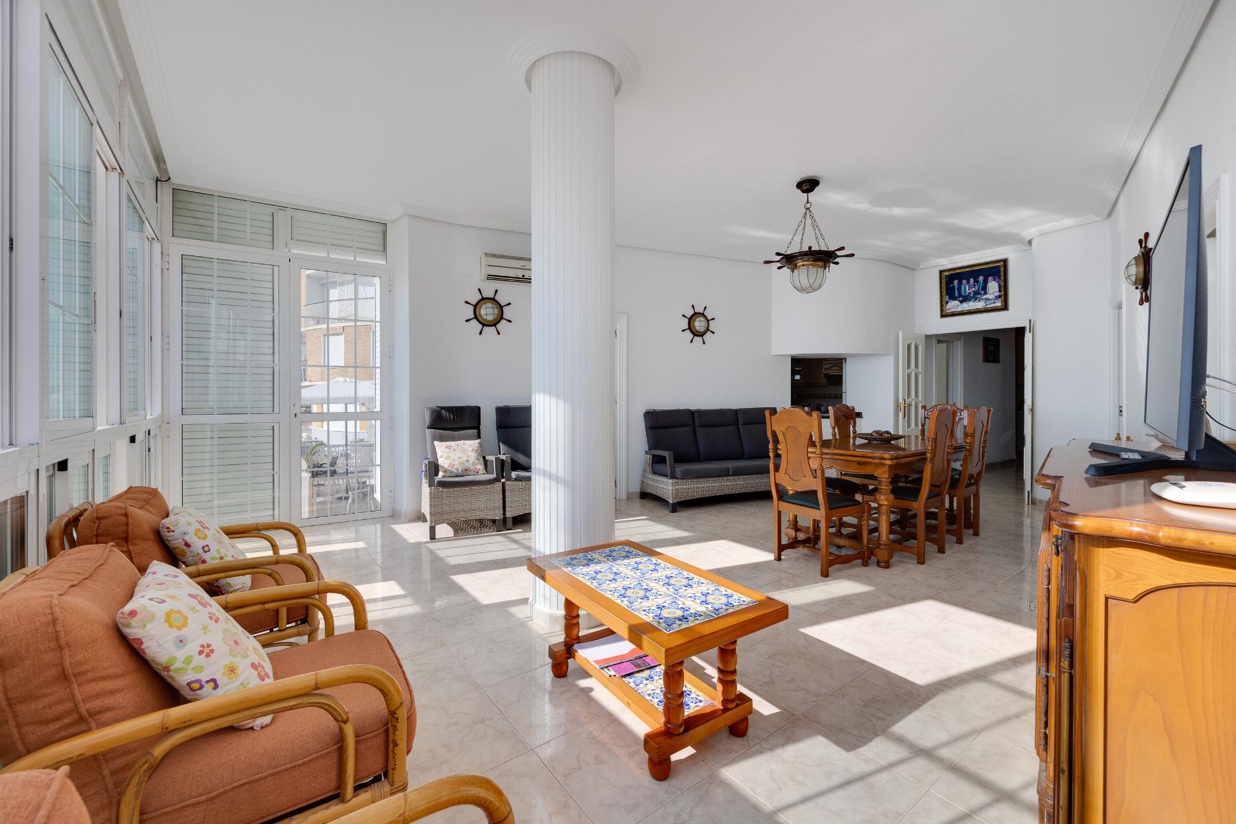 Resale - 4 Bedroom 2 Bathroom Apartamento in Torrevieja - Playa del Acequión - Alicante