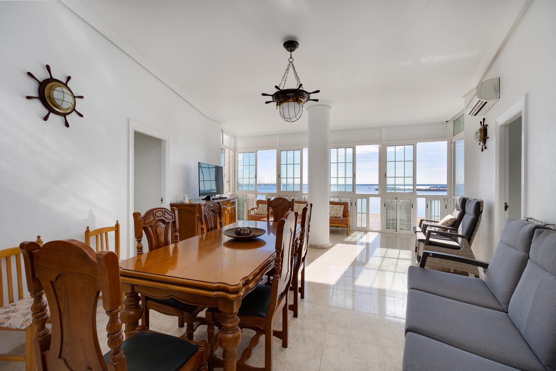 Resale - 4 Bedroom 2 Bathroom Apartamento in Torrevieja - Playa del Acequión - Alicante