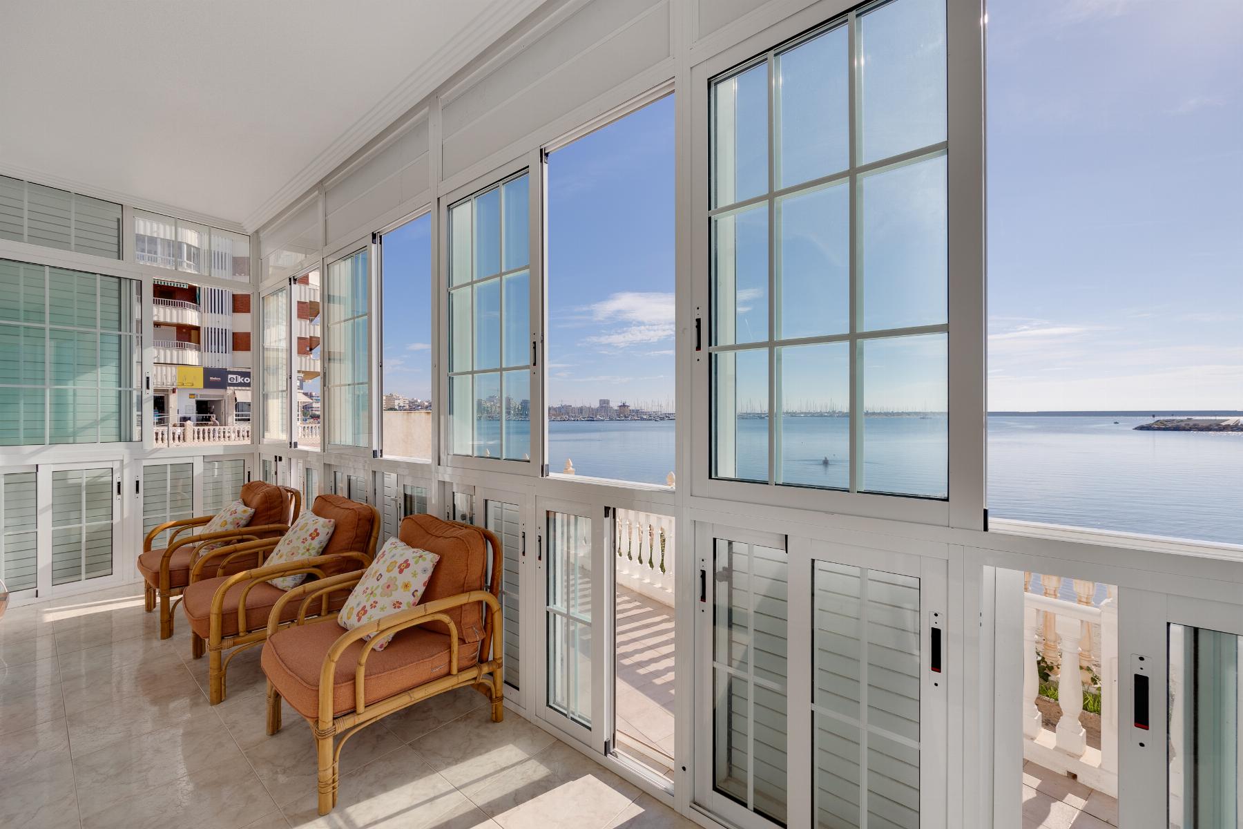 Resale - 4 Bedroom 2 Bathroom Apartamento in Torrevieja - Playa del Acequión - Alicante