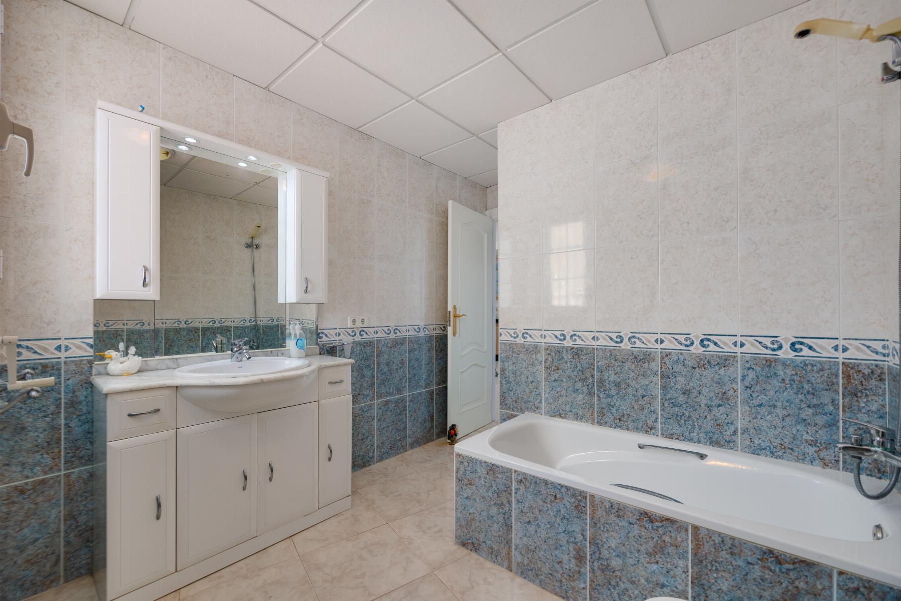 Resale - 4 Bedroom 2 Bathroom Apartamento in Torrevieja - Playa del Acequión - Alicante