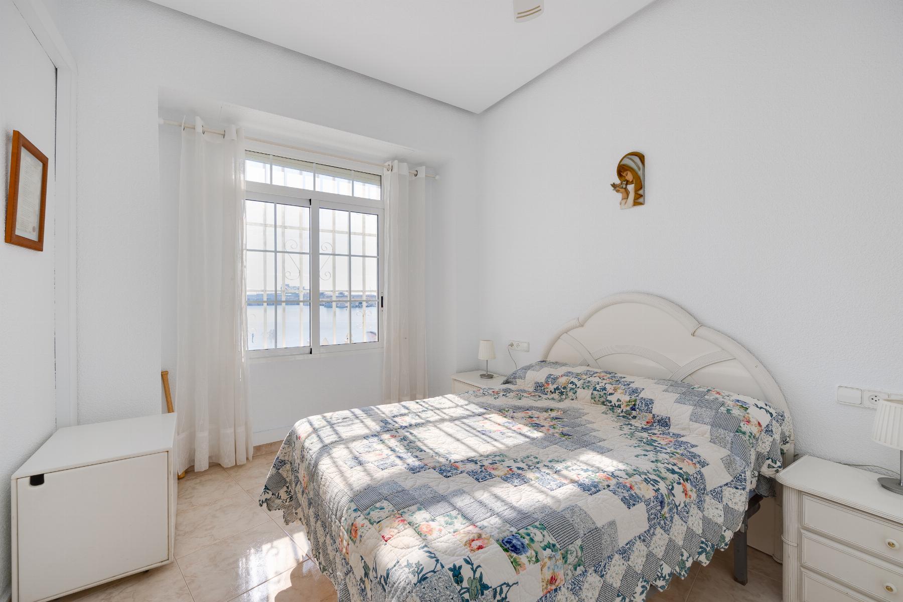 Resale - 4 Bedroom 2 Bathroom Apartamento in Torrevieja - Playa del Acequión - Alicante