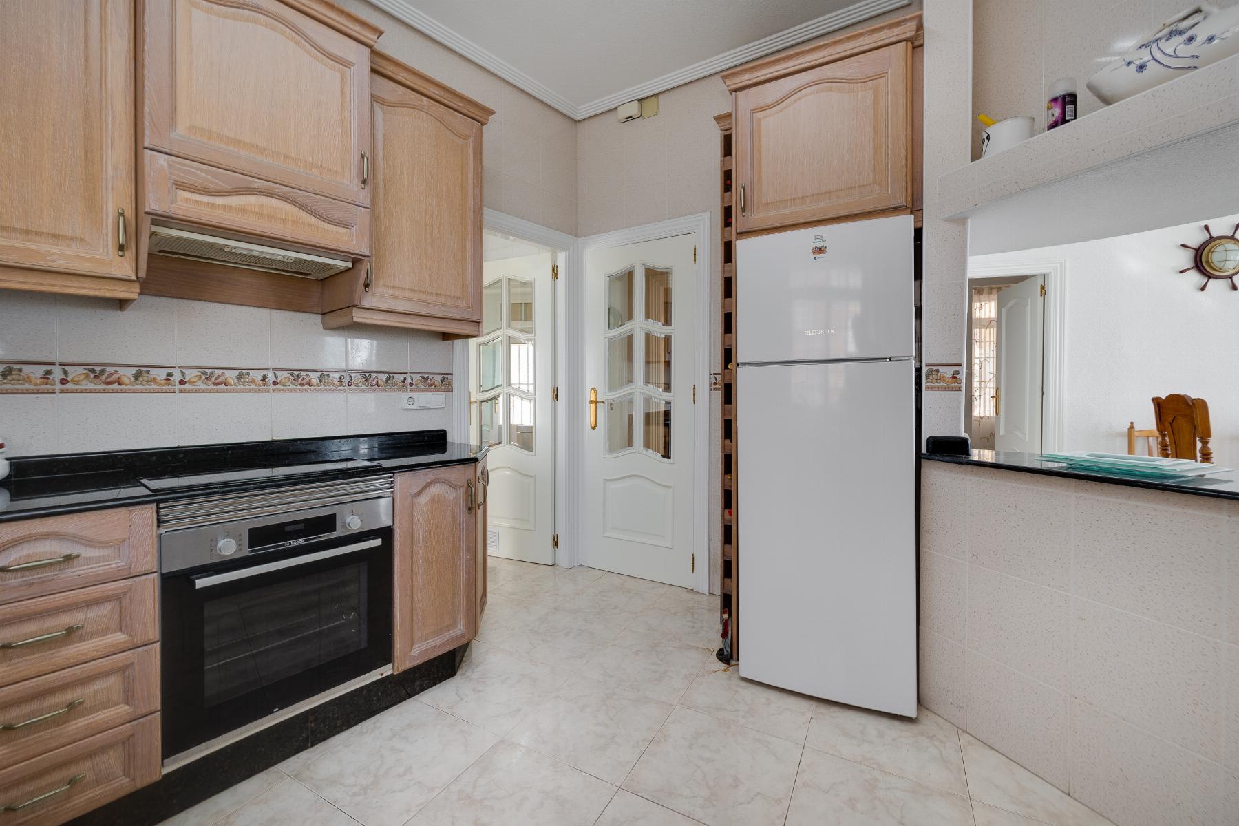 Resale - 4 Bedroom 2 Bathroom Apartamento in Torrevieja - Playa del Acequión - Alicante