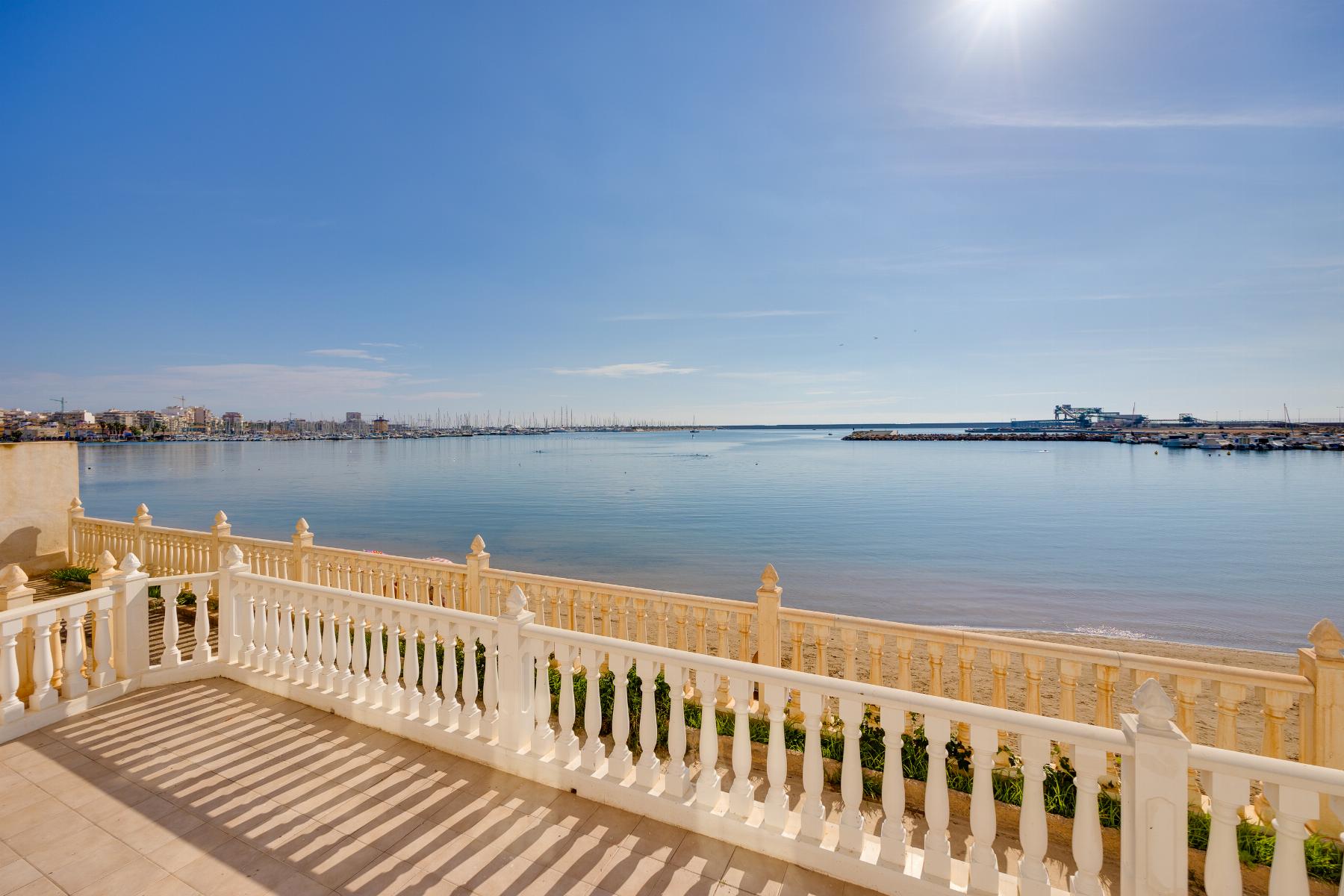 Resale - 4 Bedroom 2 Bathroom Apartamento in Torrevieja - Playa del Acequión - Alicante