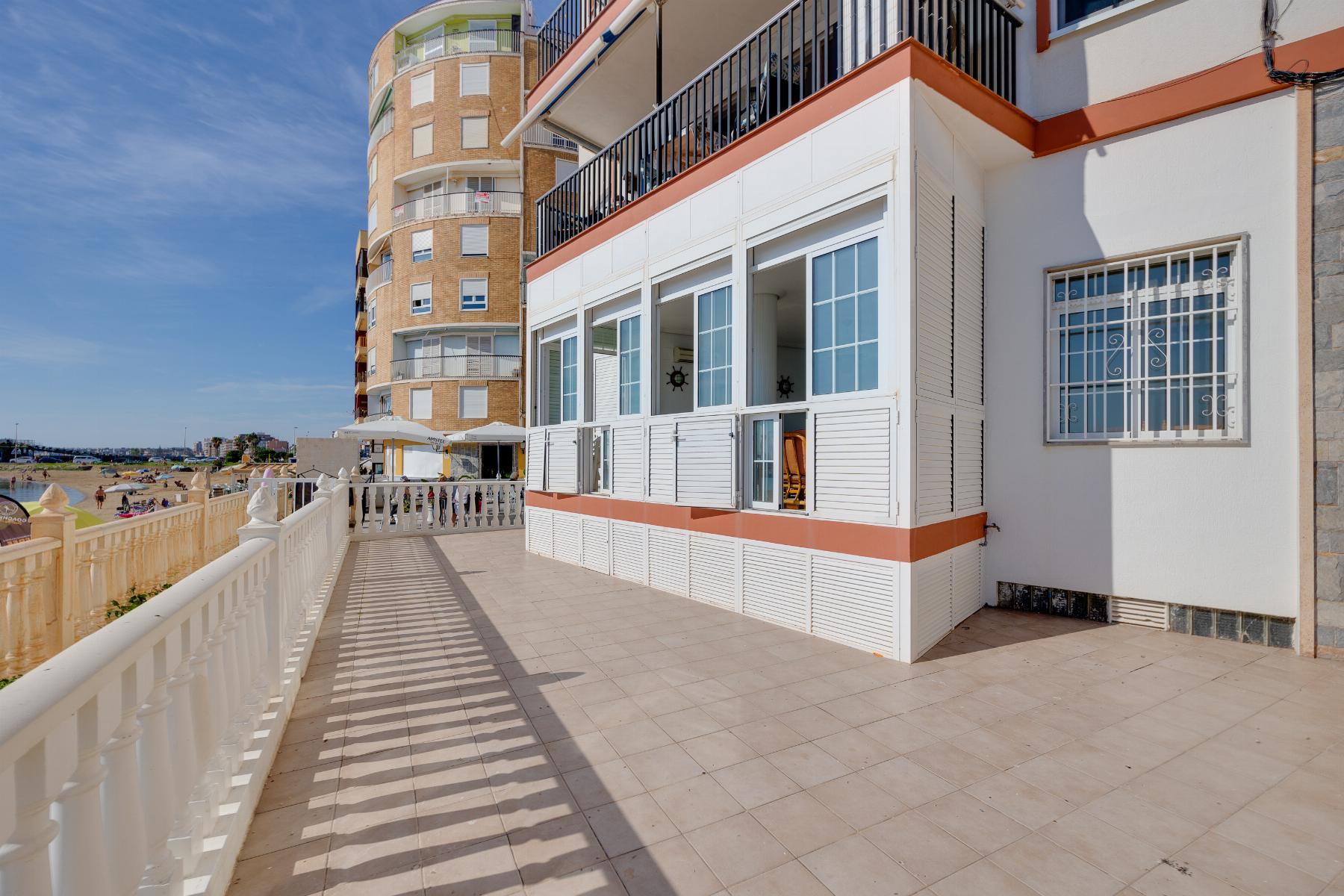 Resale - 4 Bedroom 2 Bathroom Apartamento in Torrevieja - Playa del Acequión - Alicante