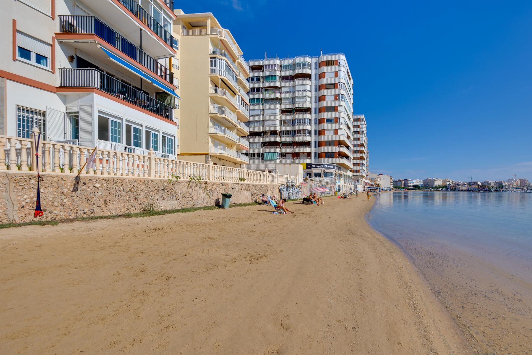 Resale - 4 Bedroom 2 Bathroom Apartamento in Torrevieja - Playa del Acequión - Alicante