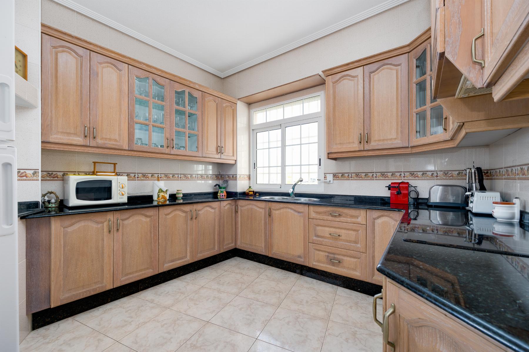 Resale - 4 Bedroom 2 Bathroom Apartamento in Torrevieja - Playa del Acequión - Alicante