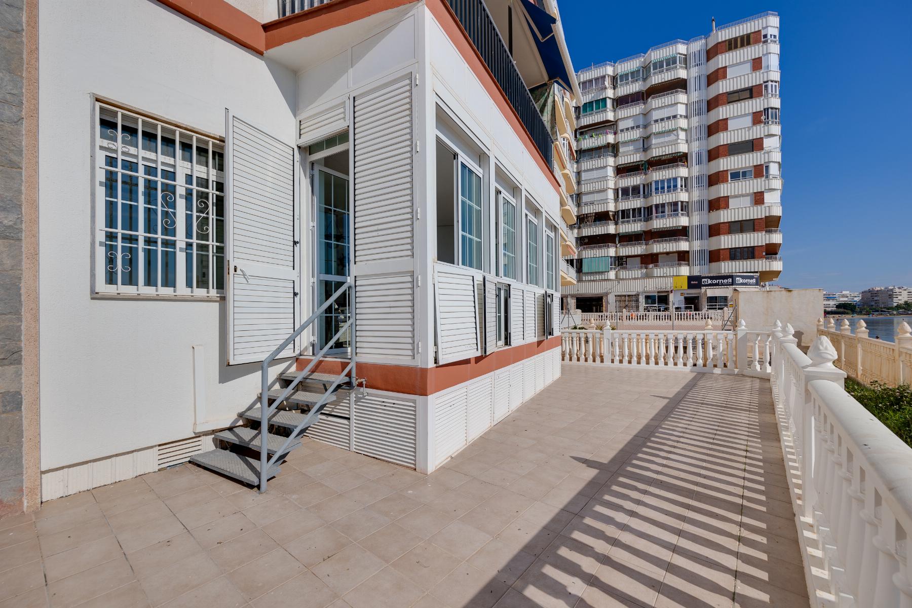 Resale - 4 Bedroom 2 Bathroom Apartamento in Torrevieja - Playa del Acequión - Alicante