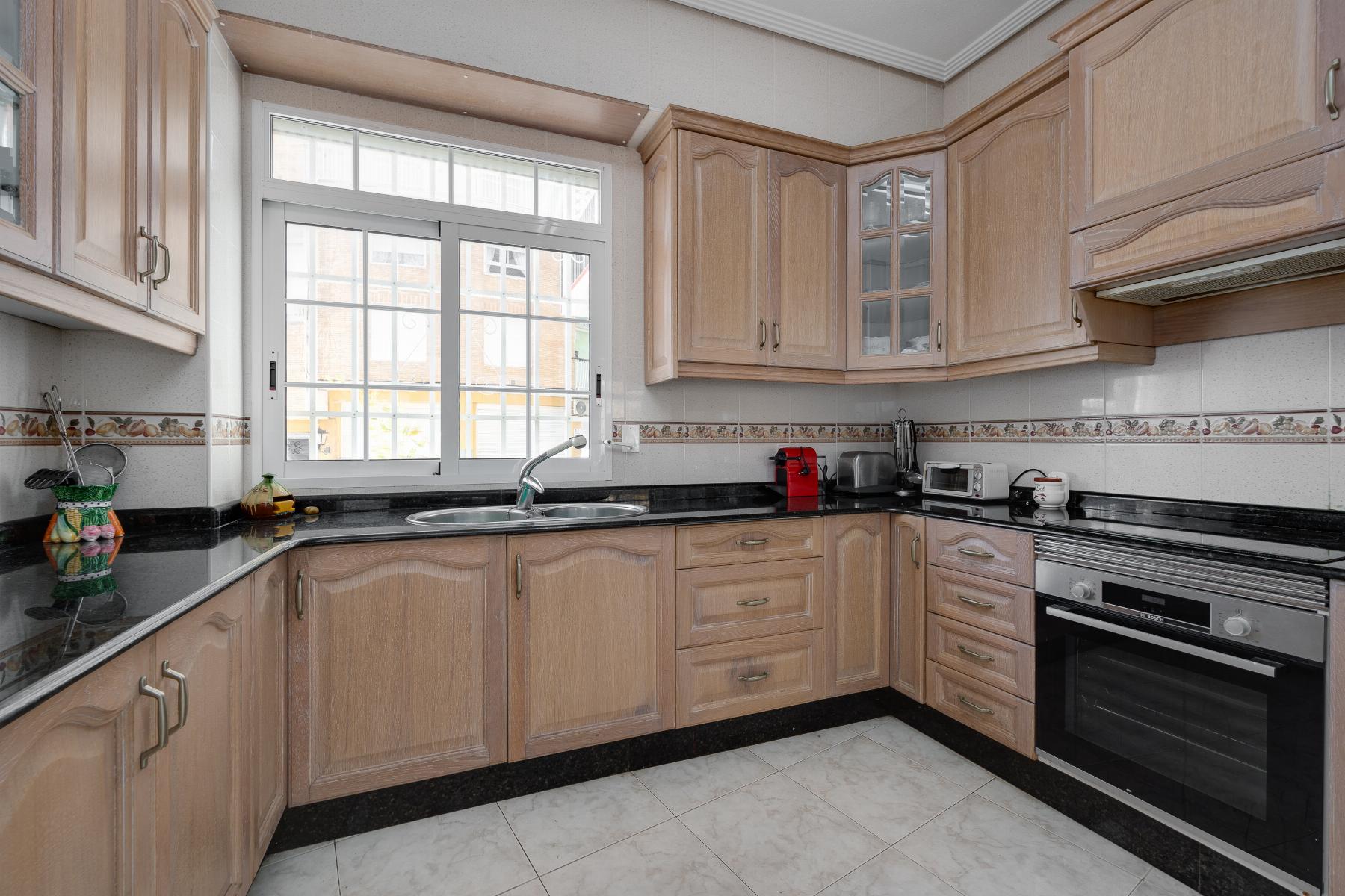 Resale - 4 Bedroom 2 Bathroom Apartamento in Torrevieja - Playa del Acequión - Alicante