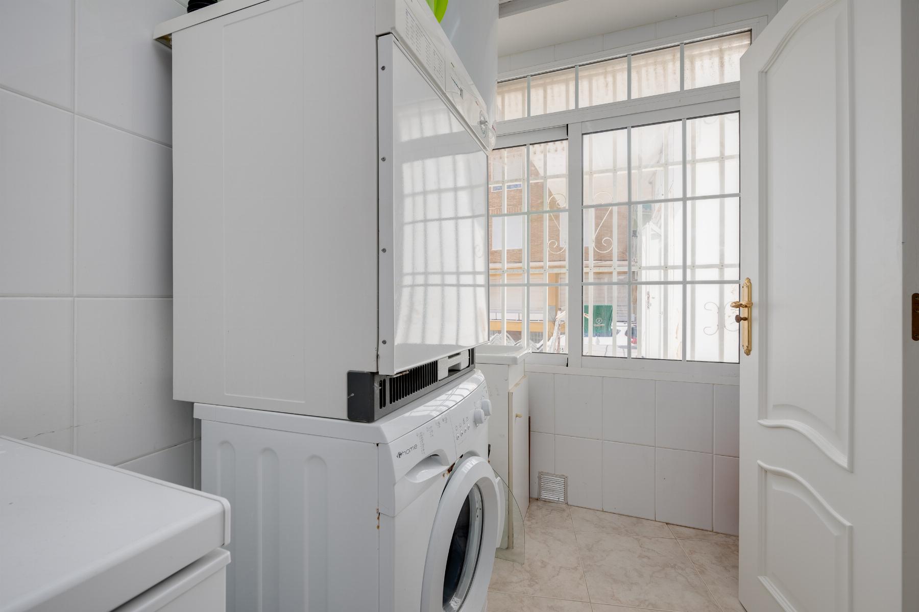 Resale - 4 Bedroom 2 Bathroom Apartamento in Torrevieja - Playa del Acequión - Alicante