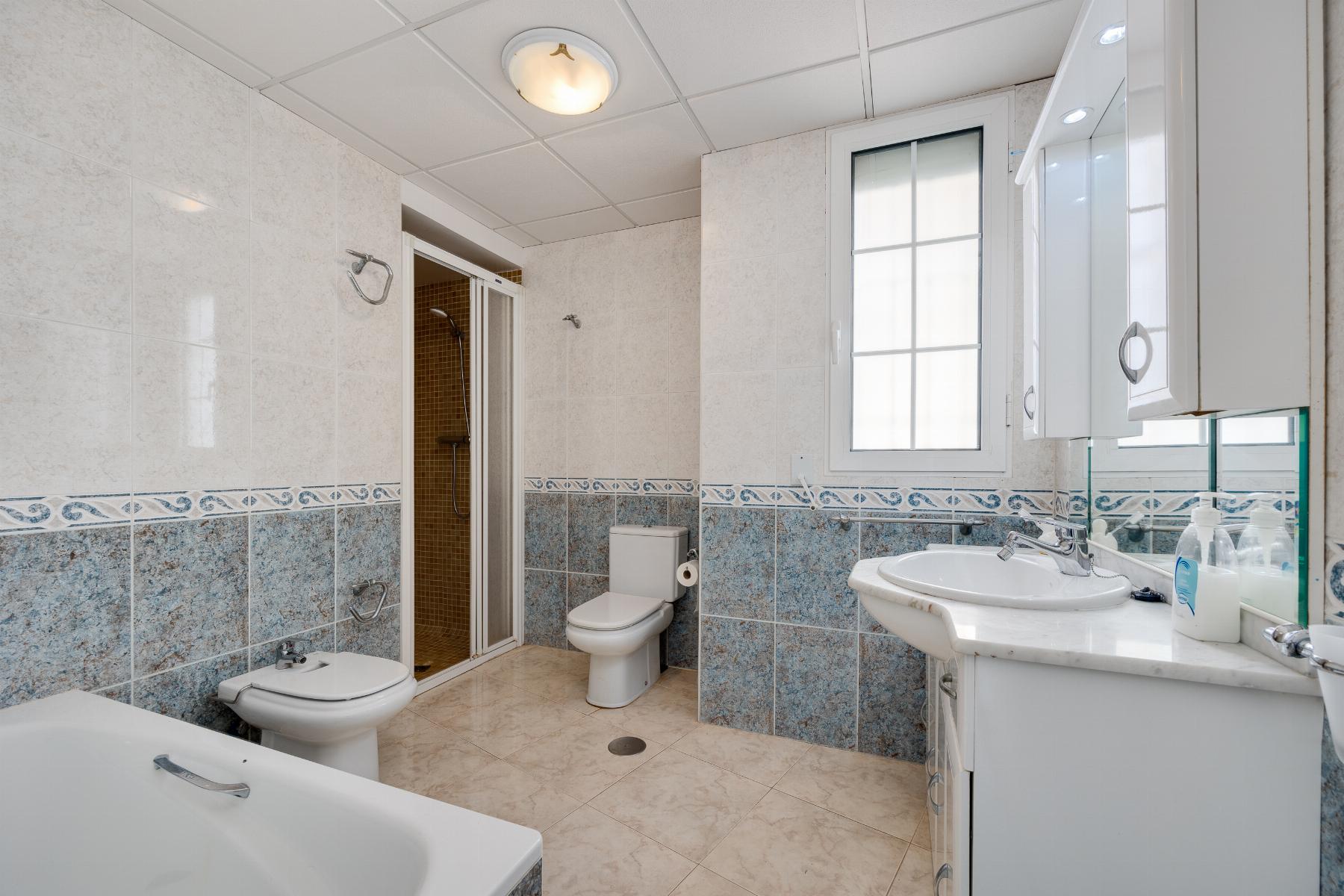 Resale - 4 Bedroom 2 Bathroom Apartamento in Torrevieja - Playa del Acequión - Alicante