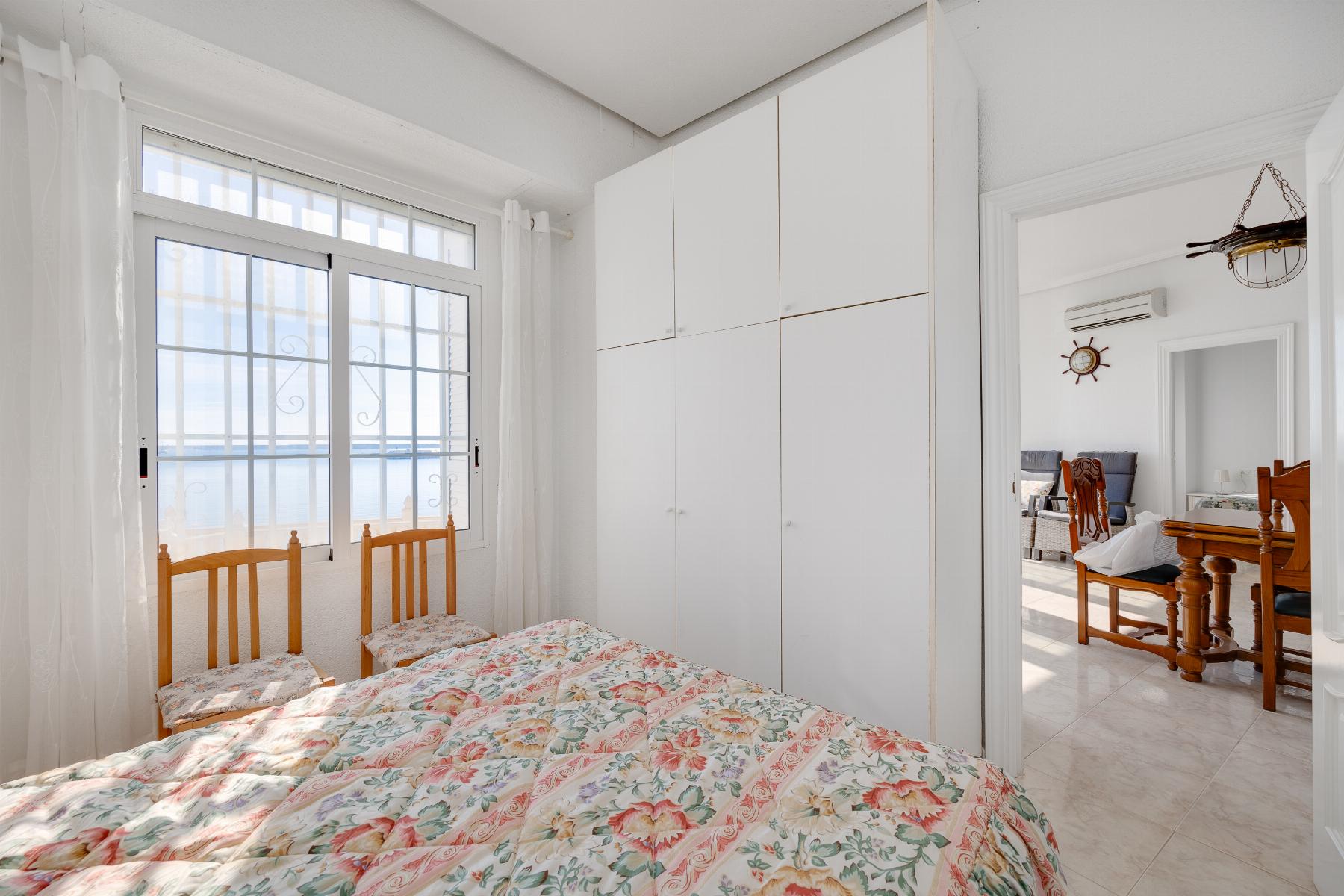 Resale - 4 Bedroom 2 Bathroom Apartamento in Torrevieja - Playa del Acequión - Alicante