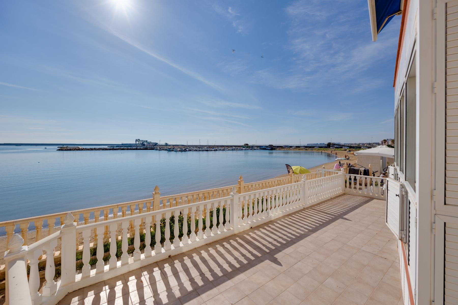 Resale - 4 Bedroom 2 Bathroom Apartamento in Torrevieja - Playa del Acequión - Alicante