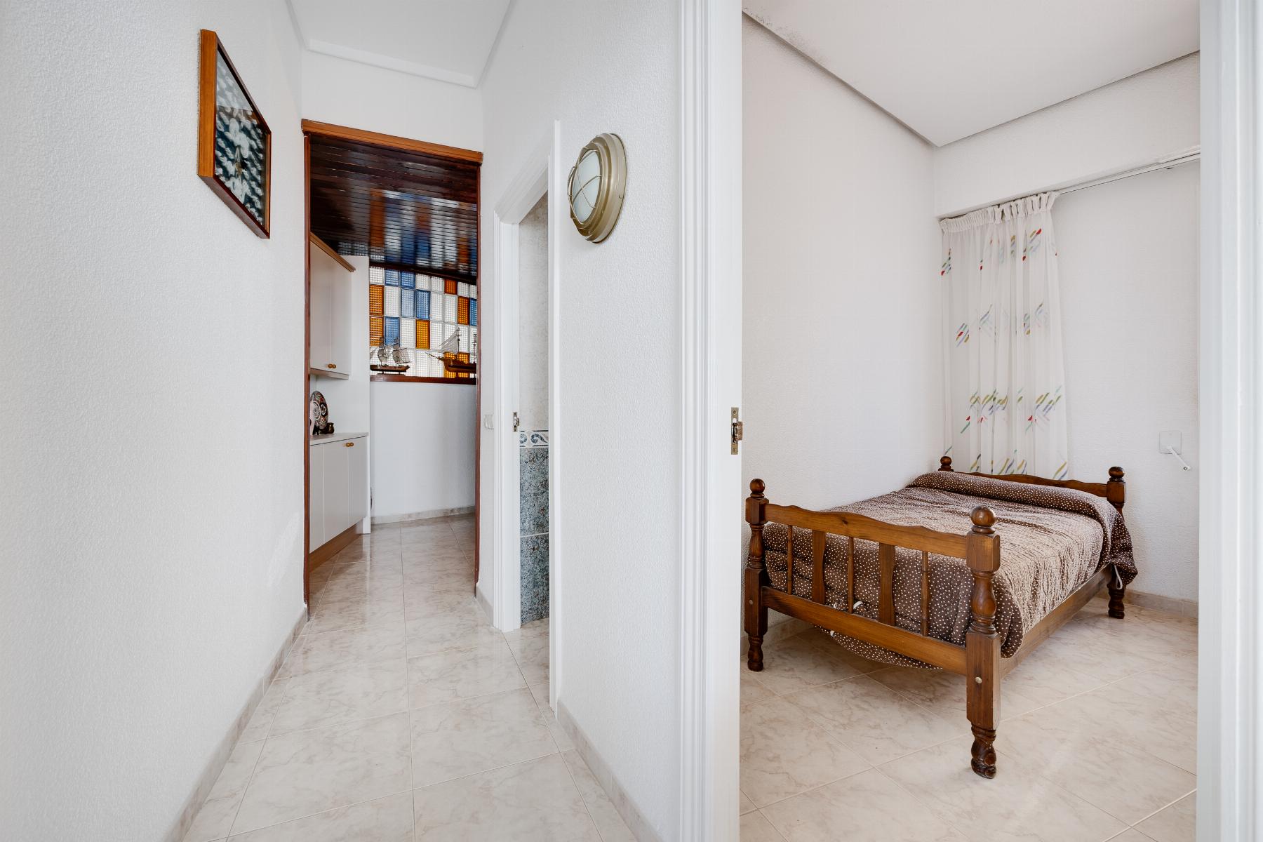 Resale - 4 Bedroom 2 Bathroom Apartamento in Torrevieja - Playa del Acequión - Alicante
