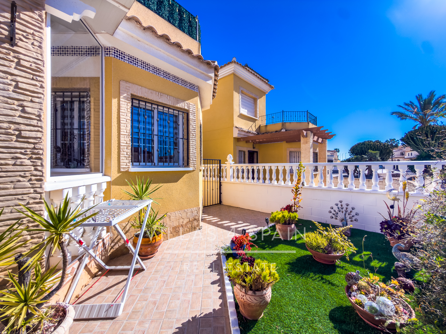 Resale - 3 Bed 2 Bath Villa With Private Pool and parking in Lo Crispin, Algorfa - av. de la estacion - Alicante