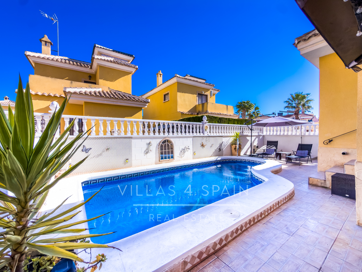 Resale - 3 Bed 2 Bath Villa With Private Pool and parking in Lo Crispin, Algorfa - av. de la estacion - Alicante