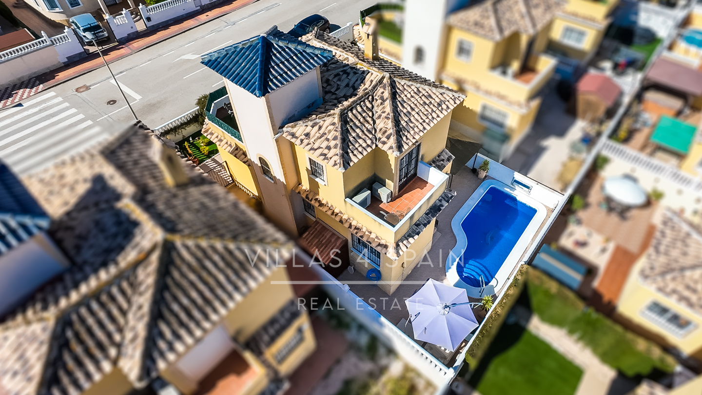 Resale - 3 Bed 2 Bath Villa With Private Pool and parking in Lo Crispin, Algorfa - av. de la estacion - Alicante
