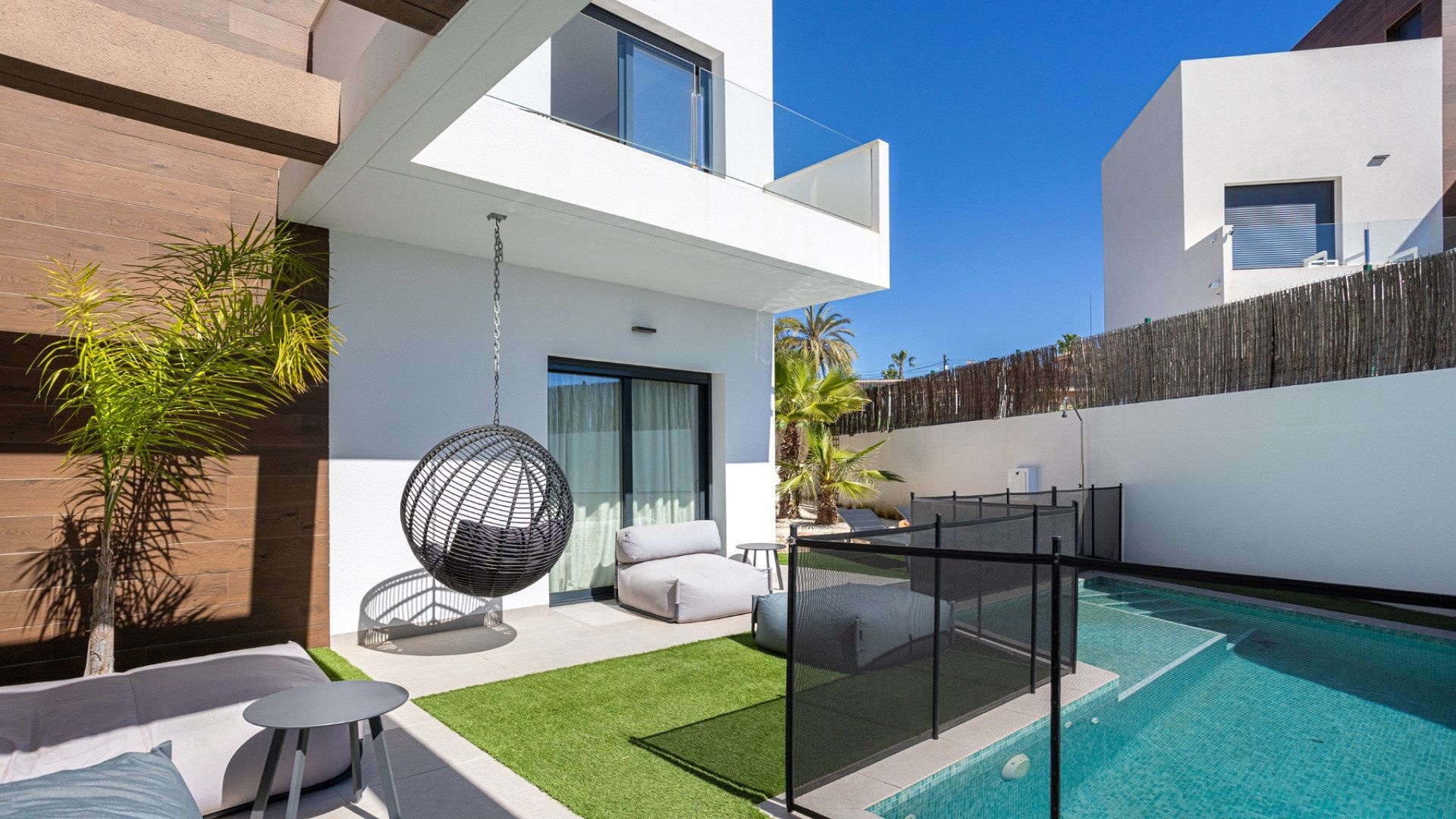Resale - 4 Bedroom 3 Bathroom Villa in Ciudad Quesada -  - Alicante