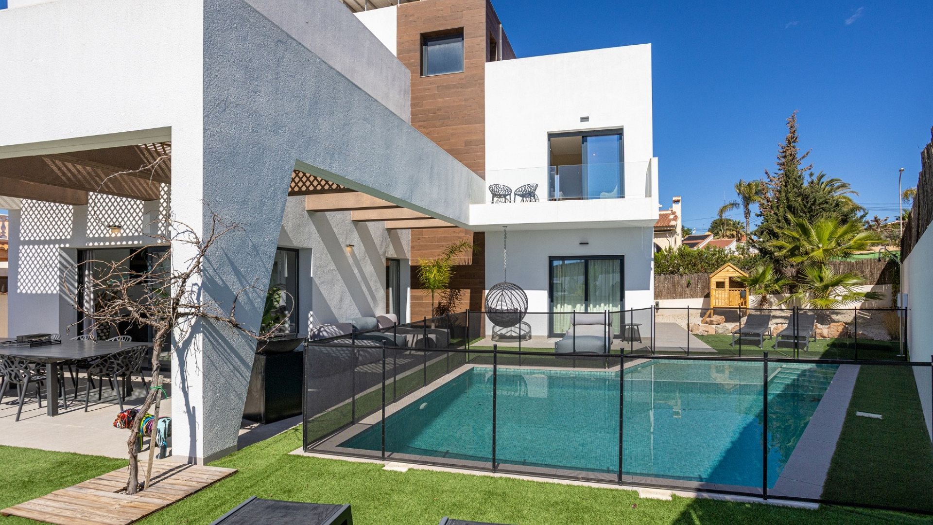 Resale - 4 Bedroom 3 Bathroom Villa in Ciudad Quesada -  - Alicante