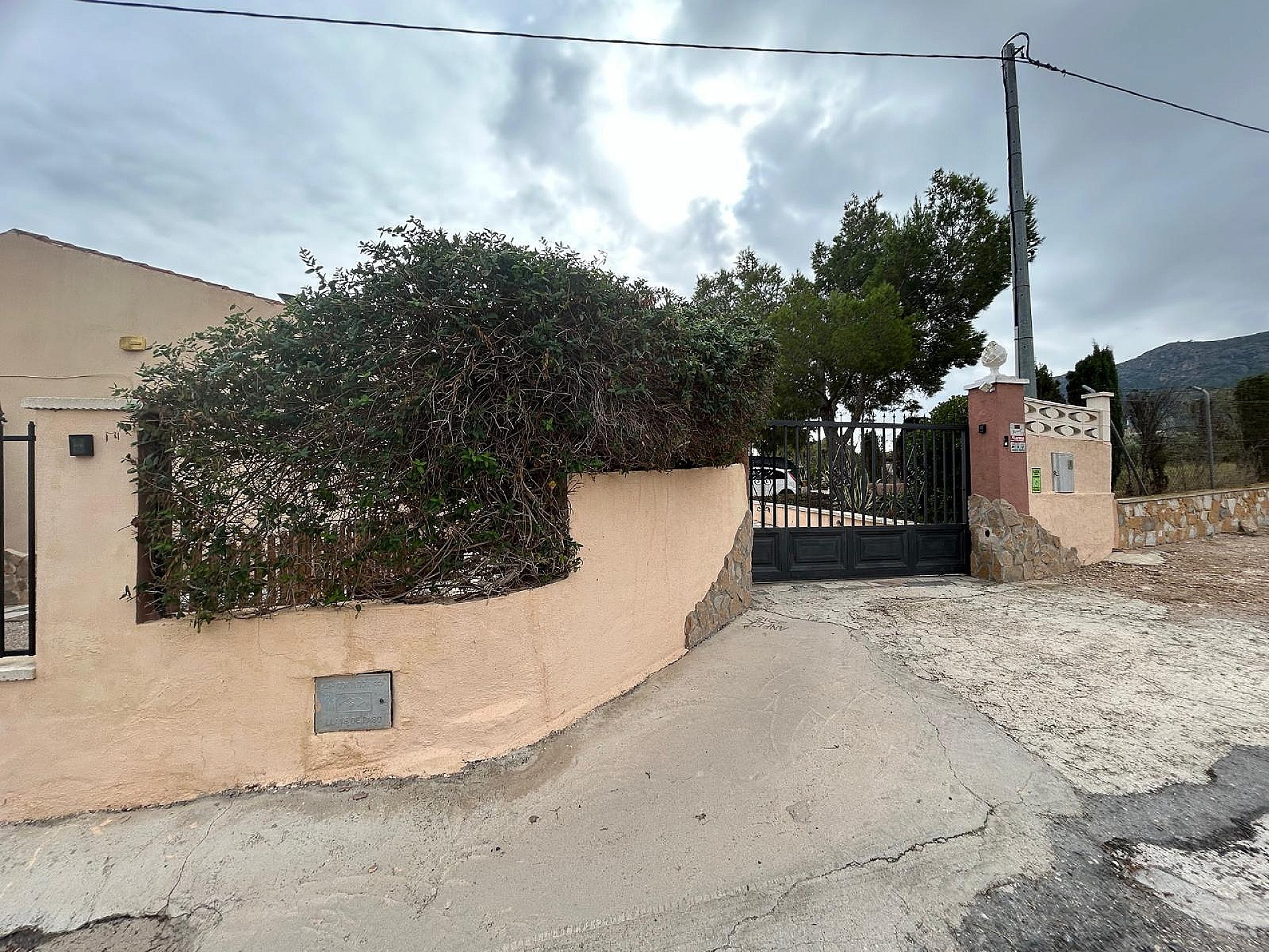 Resale - 5 Bedroom 3 Bathroom Villa in Sax -  - Alicante