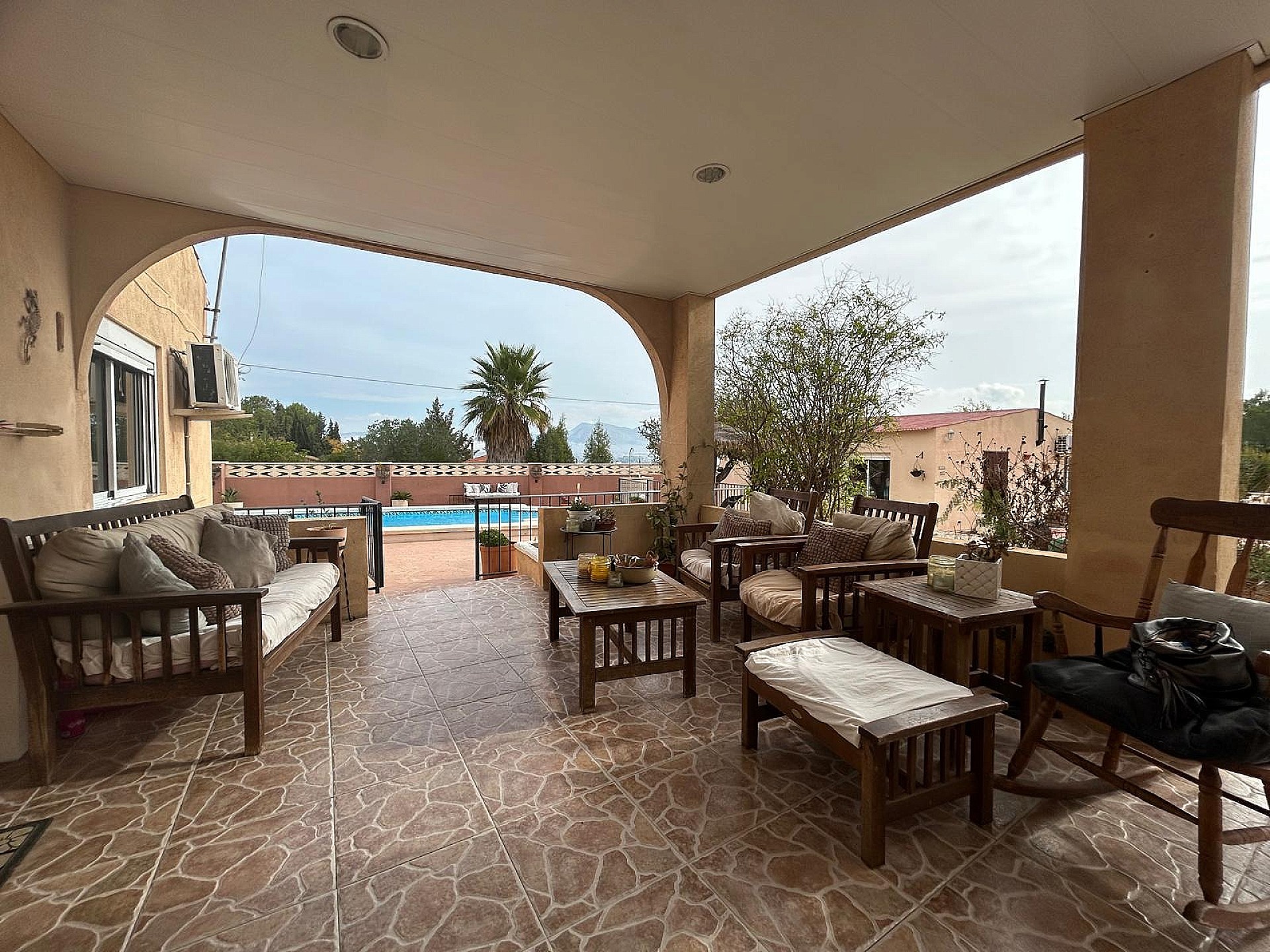 Resale - 5 Bedroom 3 Bathroom Villa in Sax -  - Alicante