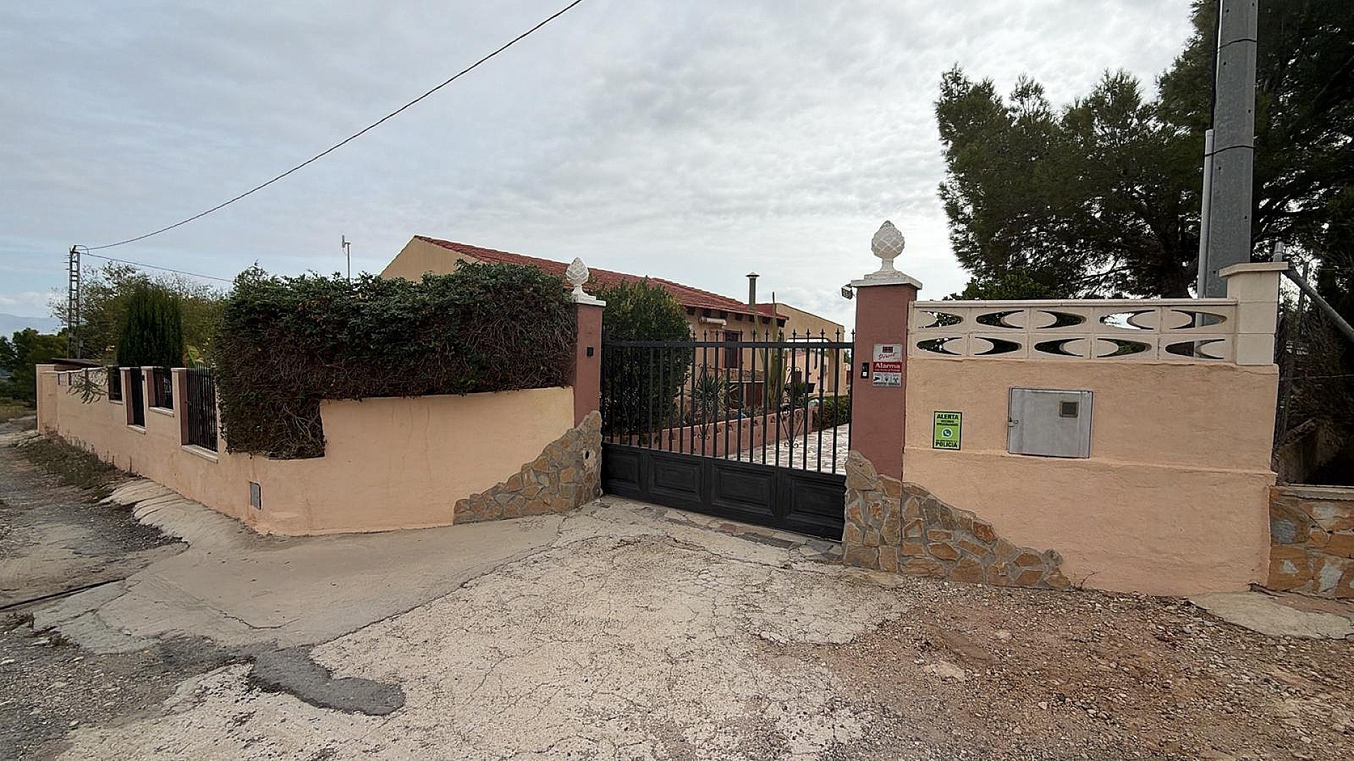 Resale - 5 Bedroom 3 Bathroom Villa in Sax -  - Alicante