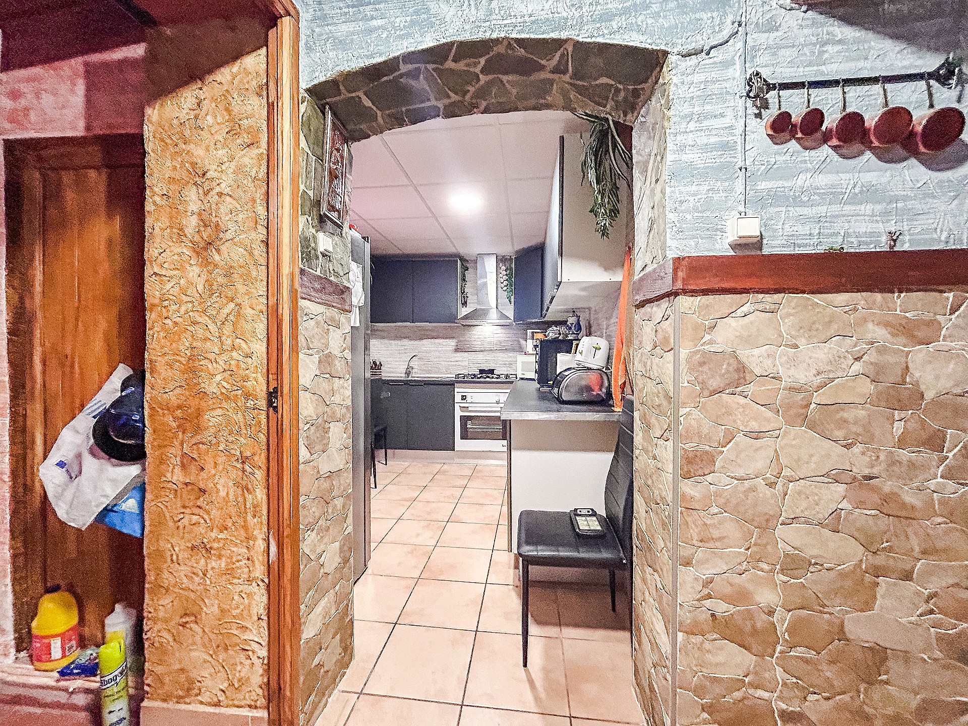 Resale - 9 Bedroom 2 Bathroom Semi-detached in Sax -  - Alicante
