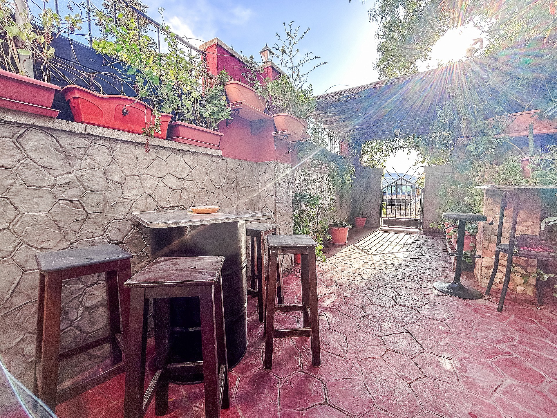 Resale - 9 Bedroom 2 Bathroom Semi-detached in Sax -  - Alicante