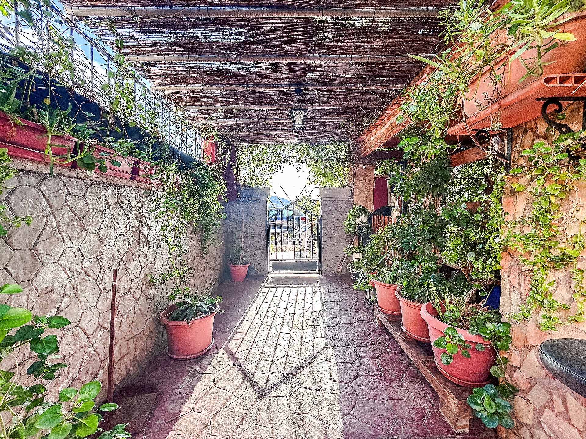 Resale - 9 Bedroom 2 Bathroom Semi-detached in Sax -  - Alicante