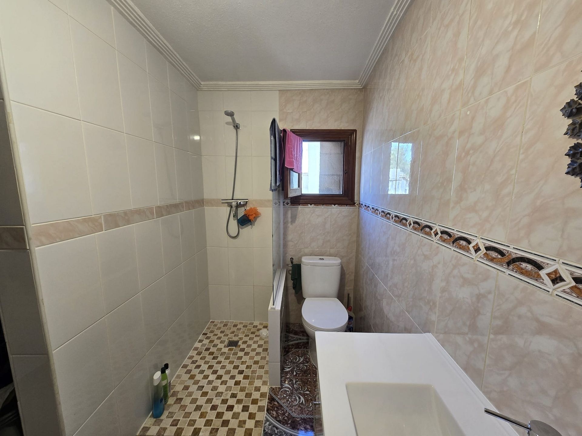 Resale - 6 Bedroom 3 Bathroom Villa in Sax -  - Alicante