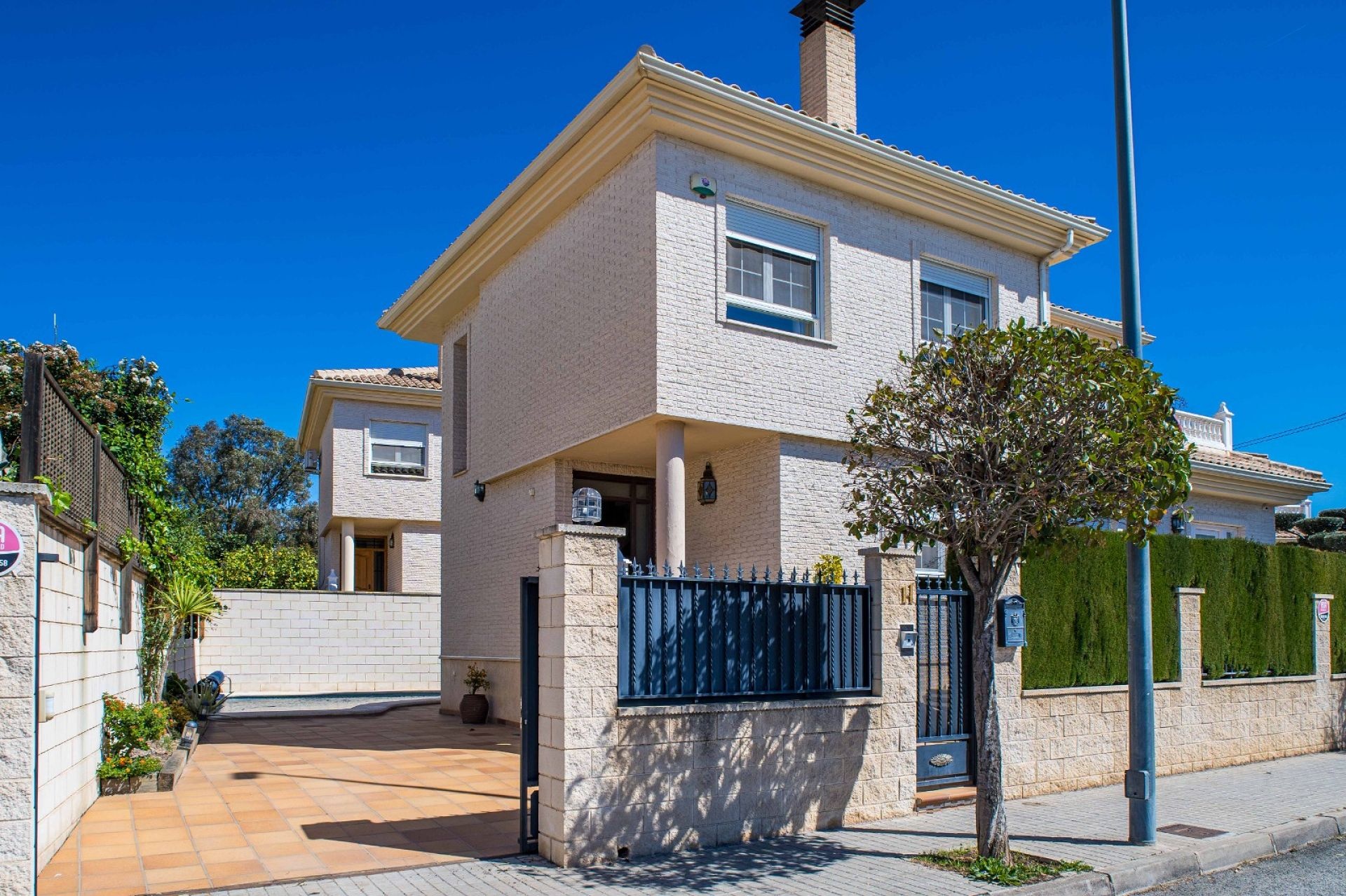 Resale - 3 Bedroom 2 Bathroom Villa in Elda -  - Alicante