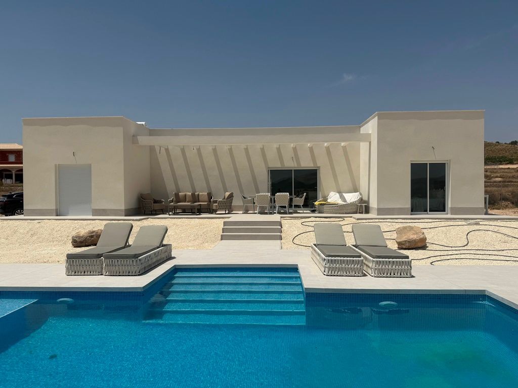 Resale - 3 Bedroom 2 Bathroom Villa in Pinoso -  - Alicante