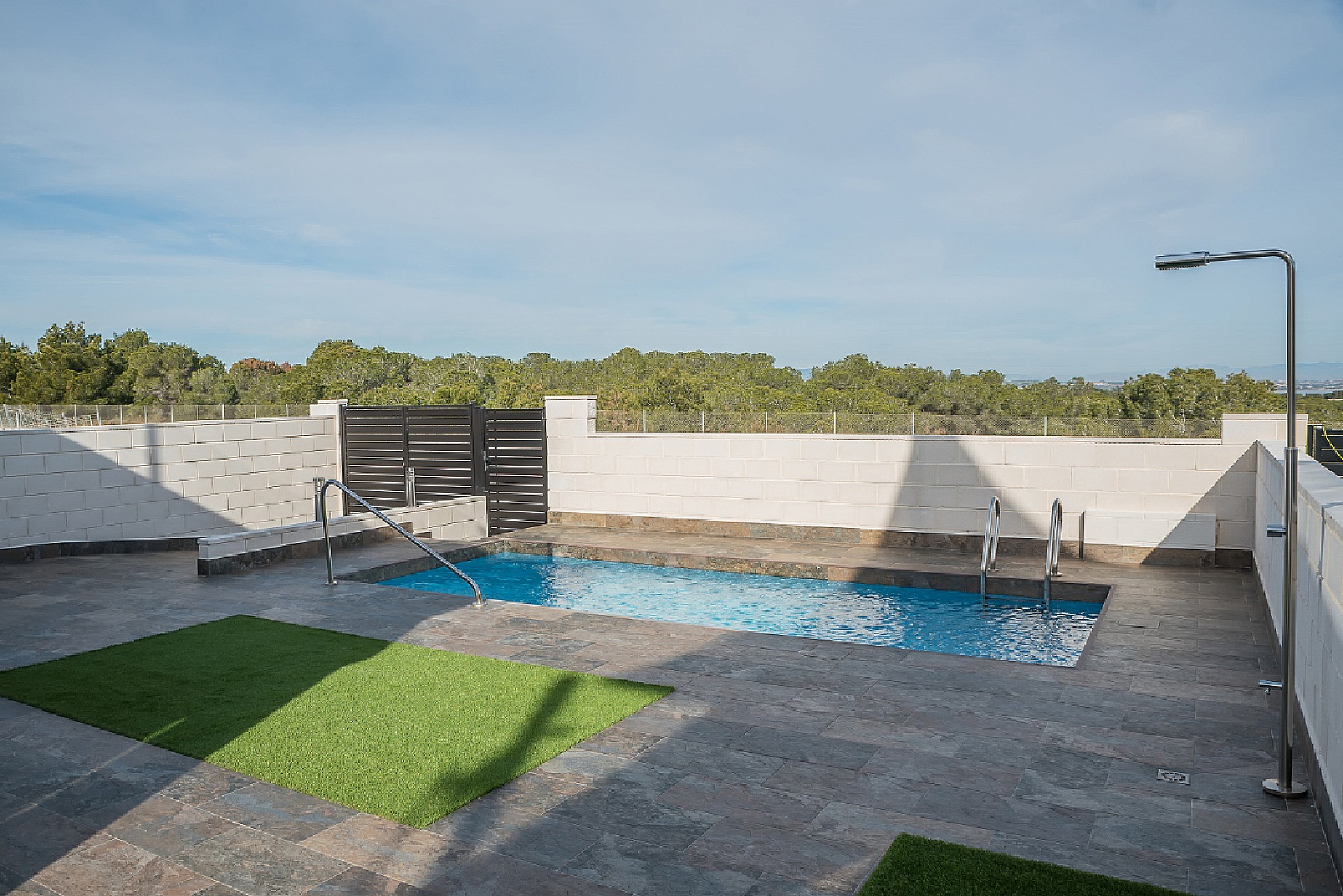 Resale - 3 Bedroom 2 Bathroom Villa in Villamartin -  - Alicante