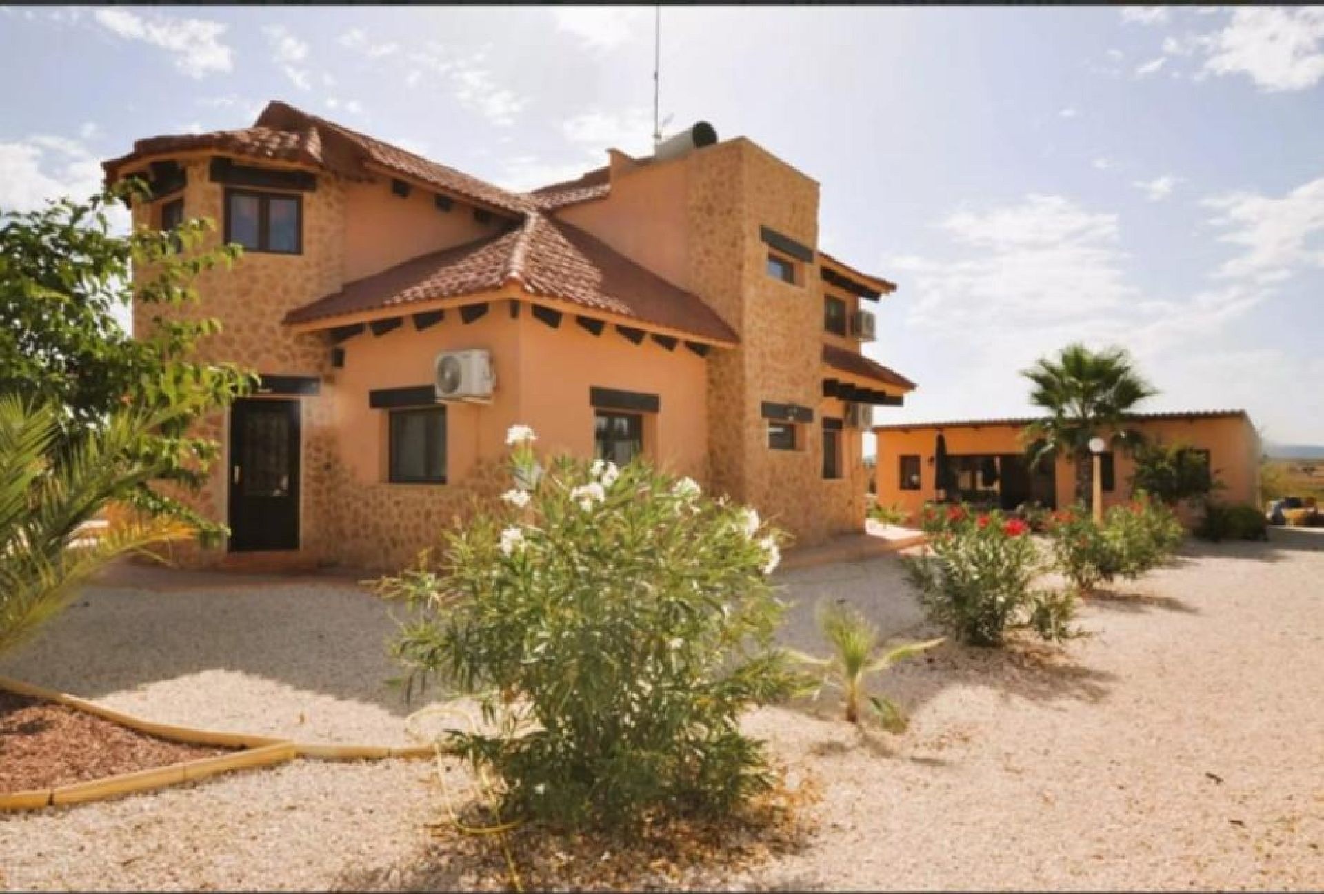 Resale - 5 Bedroom 3 Bathroom Villa in Pinoso -  - Alicante