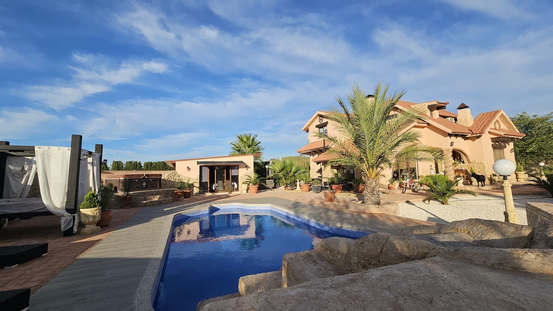 Resale - 5 Bedroom 3 Bathroom Villa in Pinoso -  - Alicante