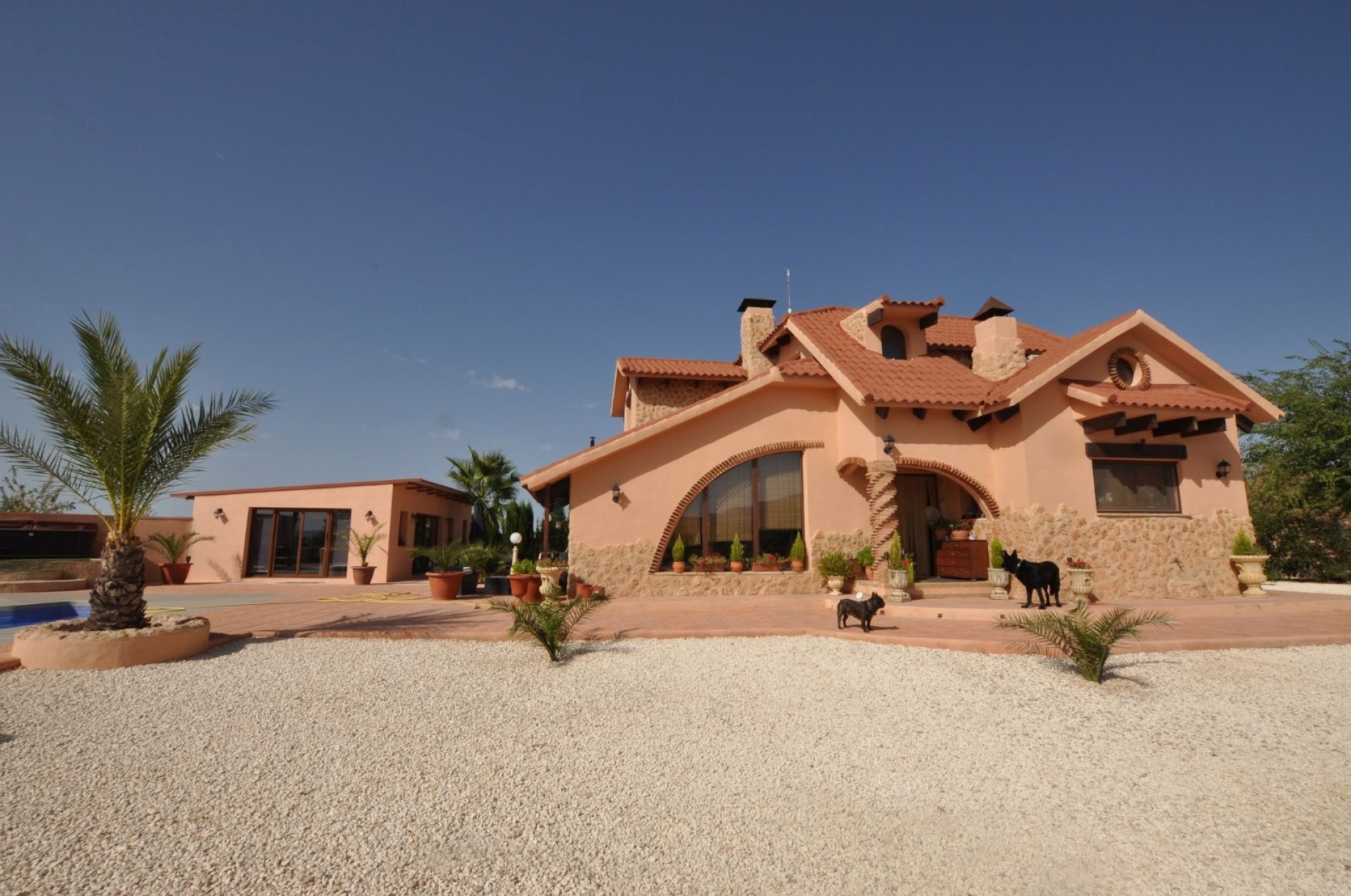 Resale - 5 Bedroom 3 Bathroom Villa in Pinoso -  - Alicante