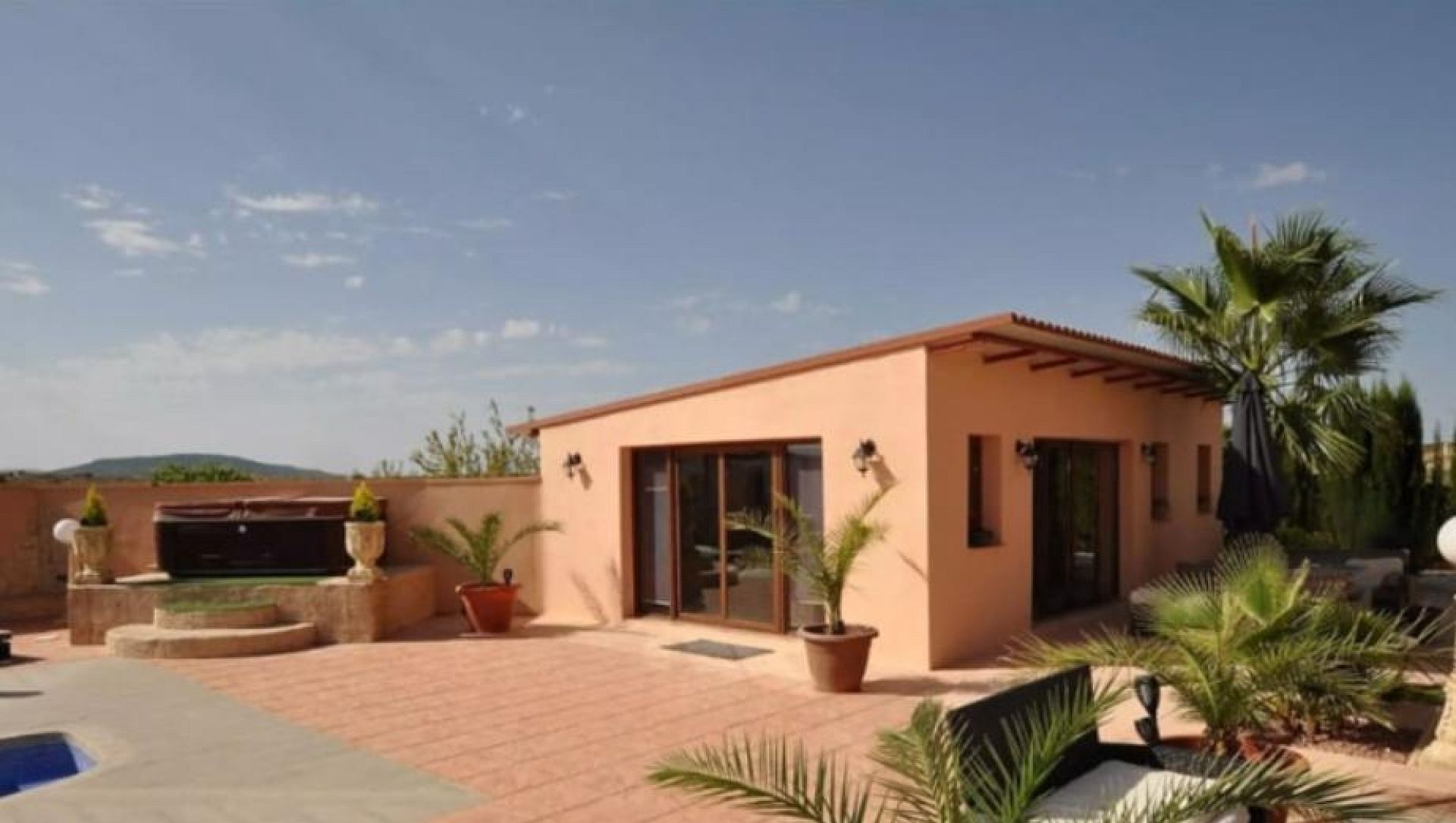 Resale - 5 Bedroom 3 Bathroom Villa in Pinoso -  - Alicante