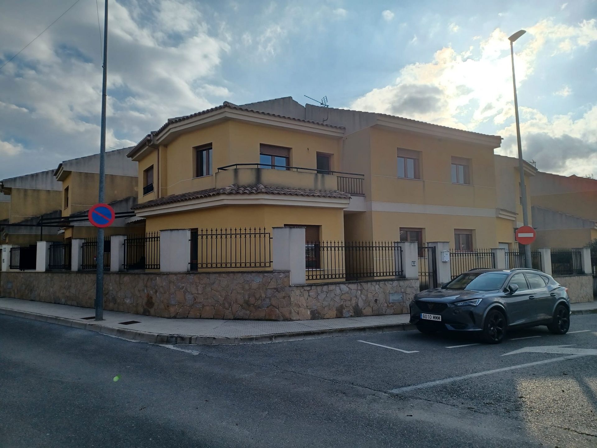 Resale - 4 Bedroom 2 Bathroom Townhouse in Pinoso -  - Alicante