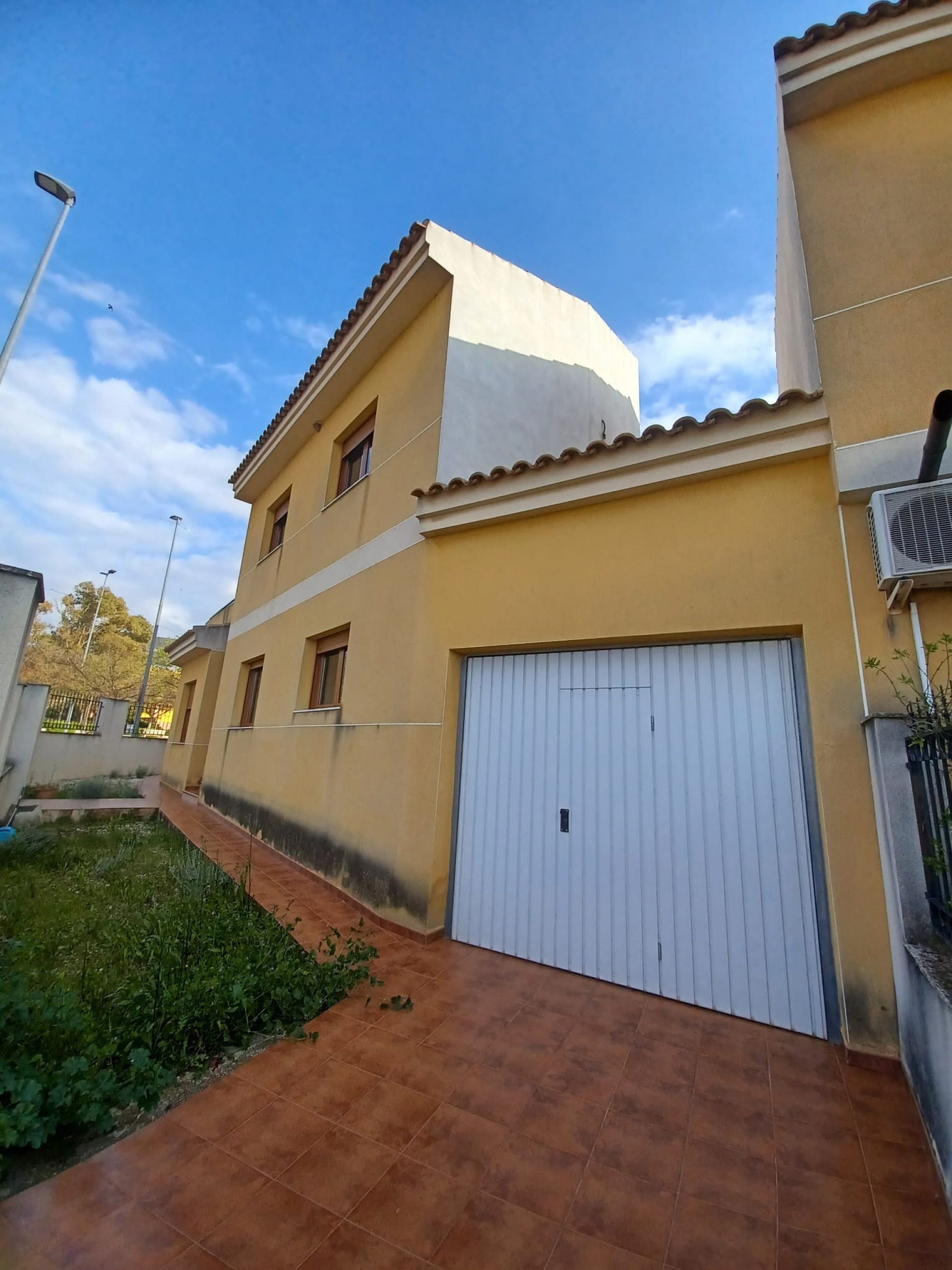Resale - 4 Bedroom 2 Bathroom Townhouse in Pinoso -  - Alicante