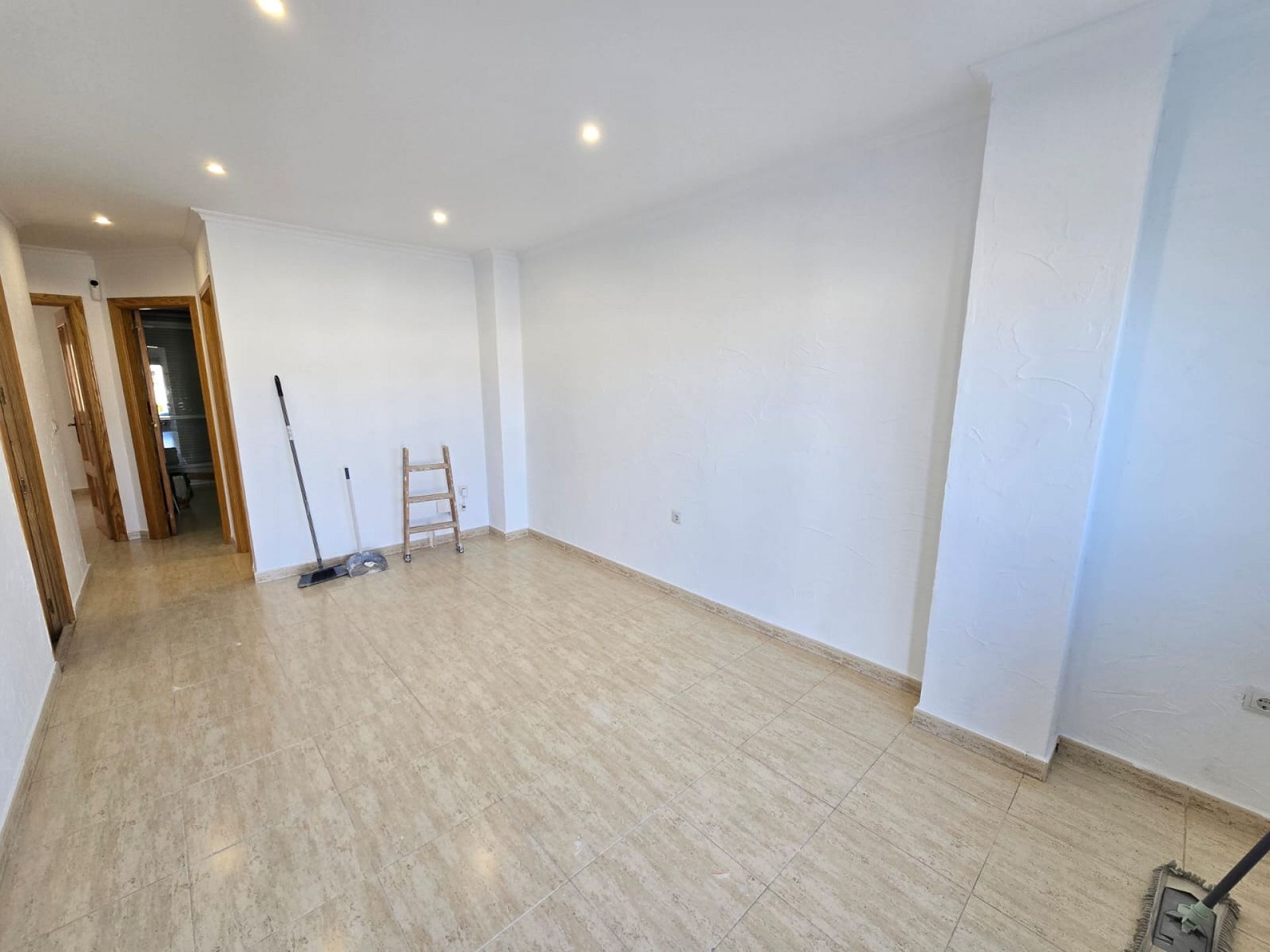 Resale - 4 Bedroom 2 Bathroom Townhouse in Salinas -  - Alicante