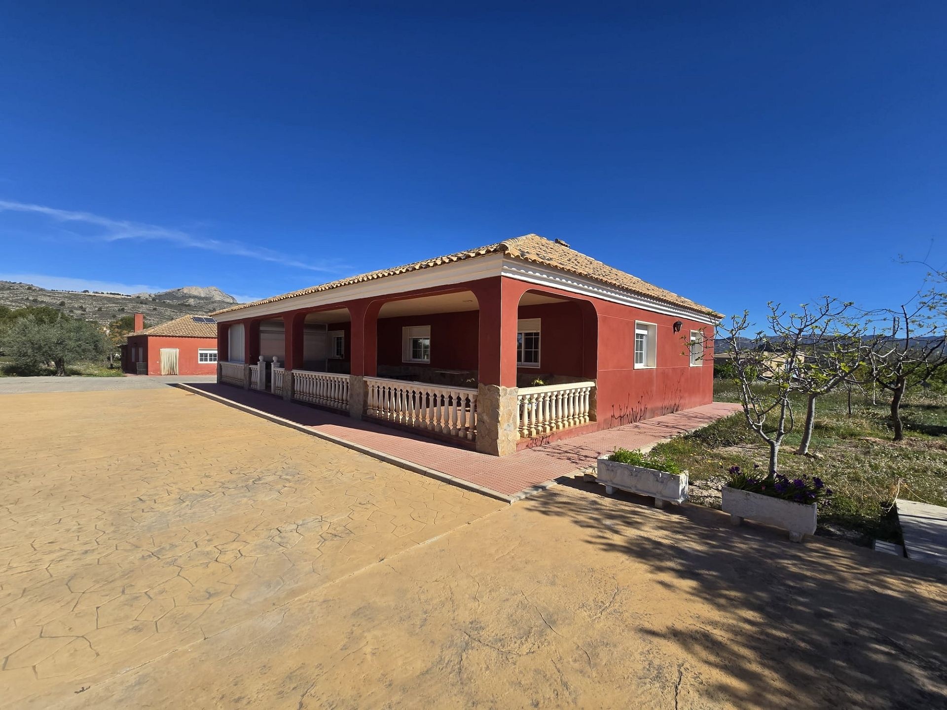 8 Bedroom 3 Bathroom Villa in Sax