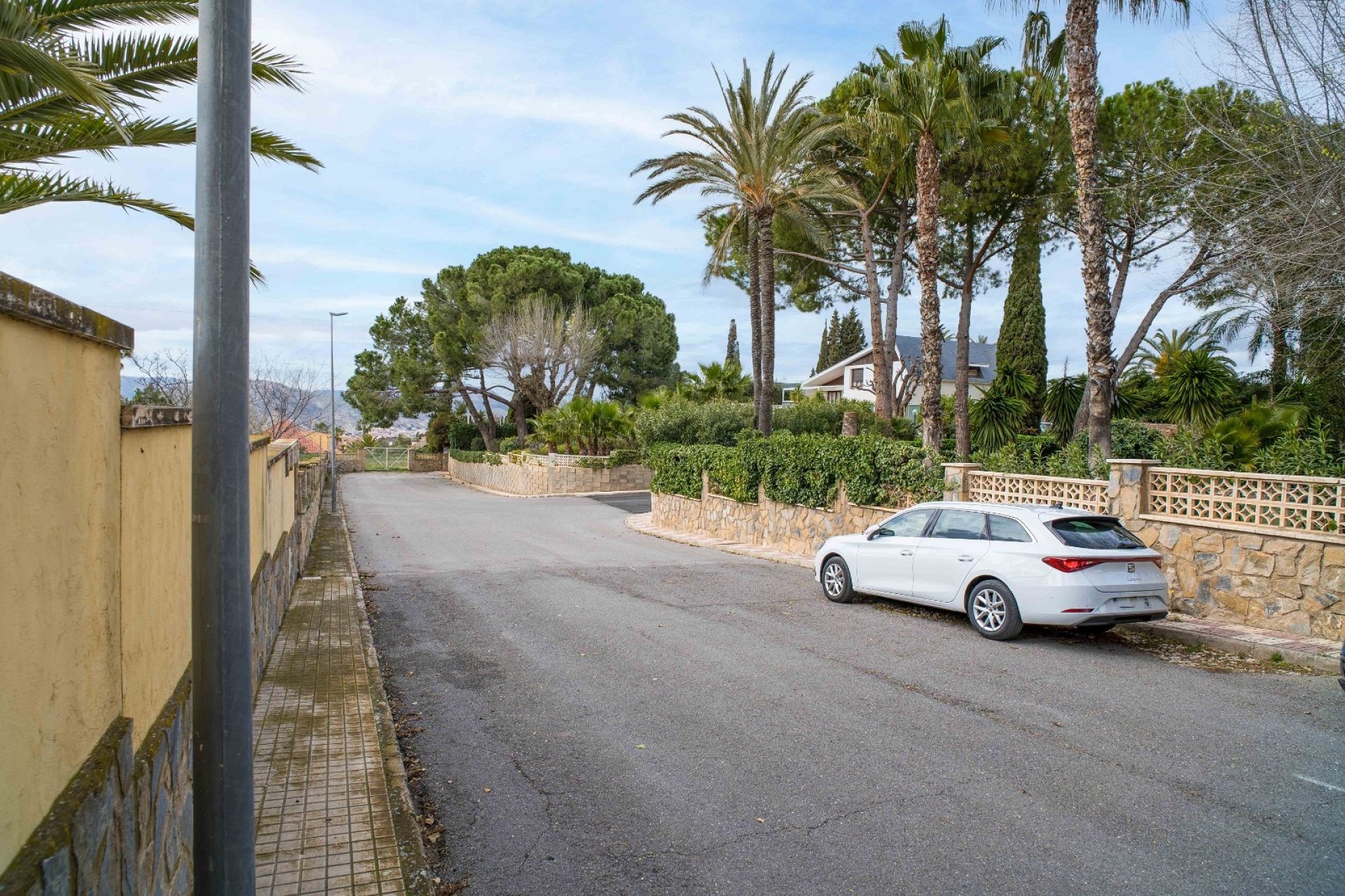 Resale - 4 Bedroom 3 Bathroom Villa in Petrer -  - Alicante