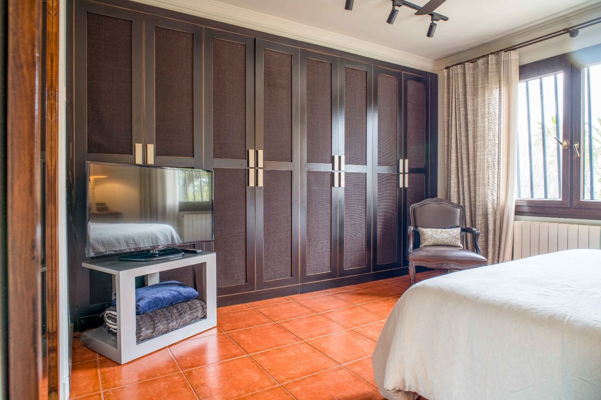 Resale - 4 Bedroom 3 Bathroom Villa in Petrer -  - Alicante