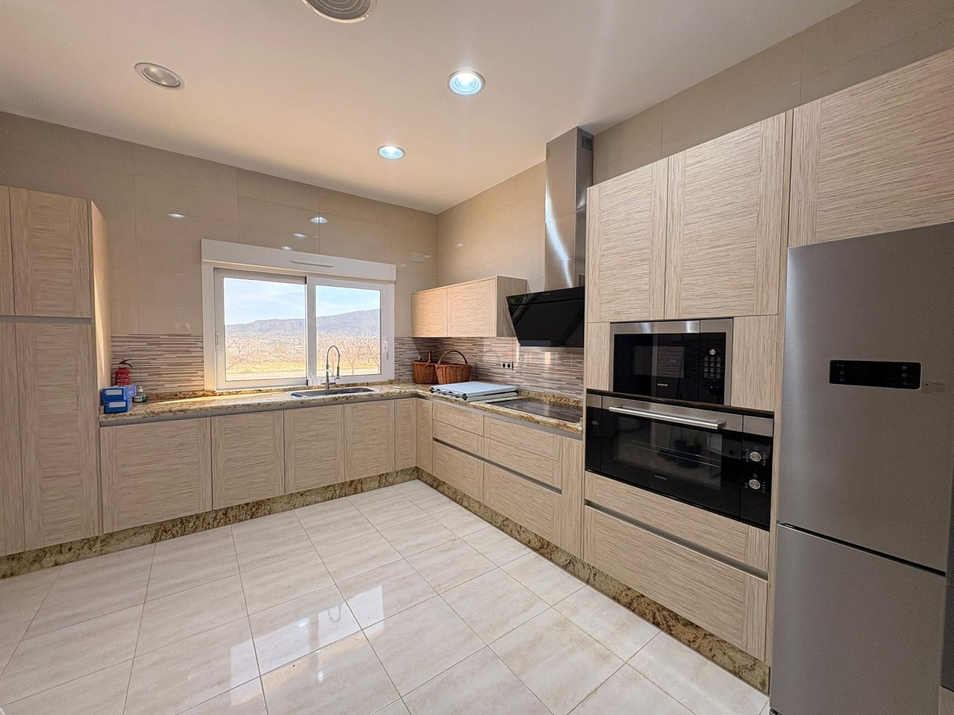 Resale - 4 Bedroom 4 Bathroom Villa in Pinoso -  - Alicante