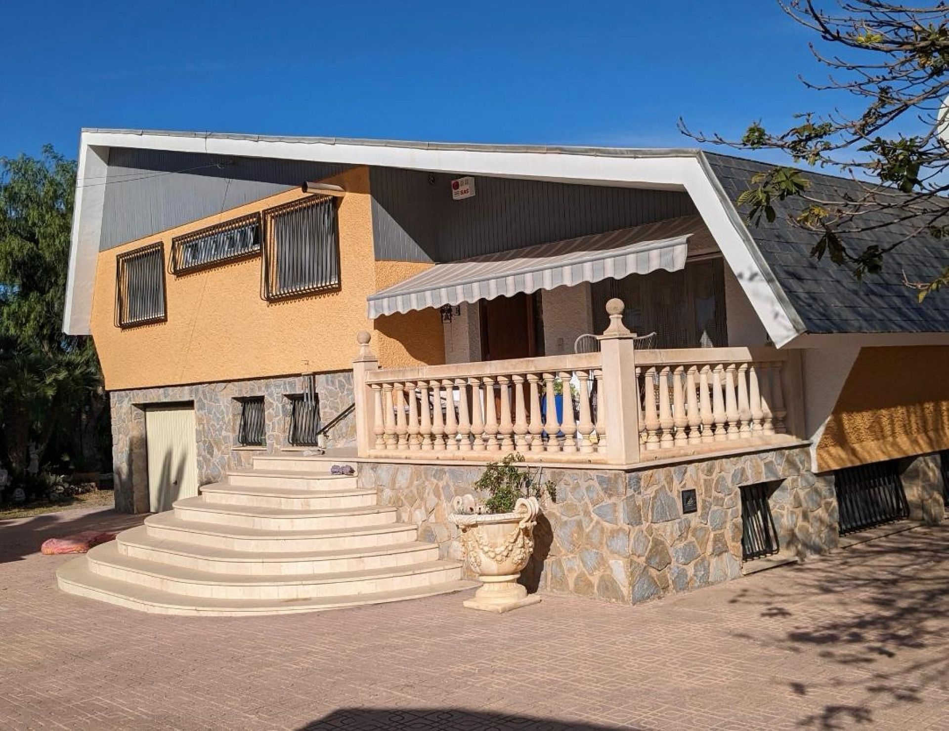 Resale - 6 Bedroom 5 Bathroom Villa in Petrer -  - Alicante