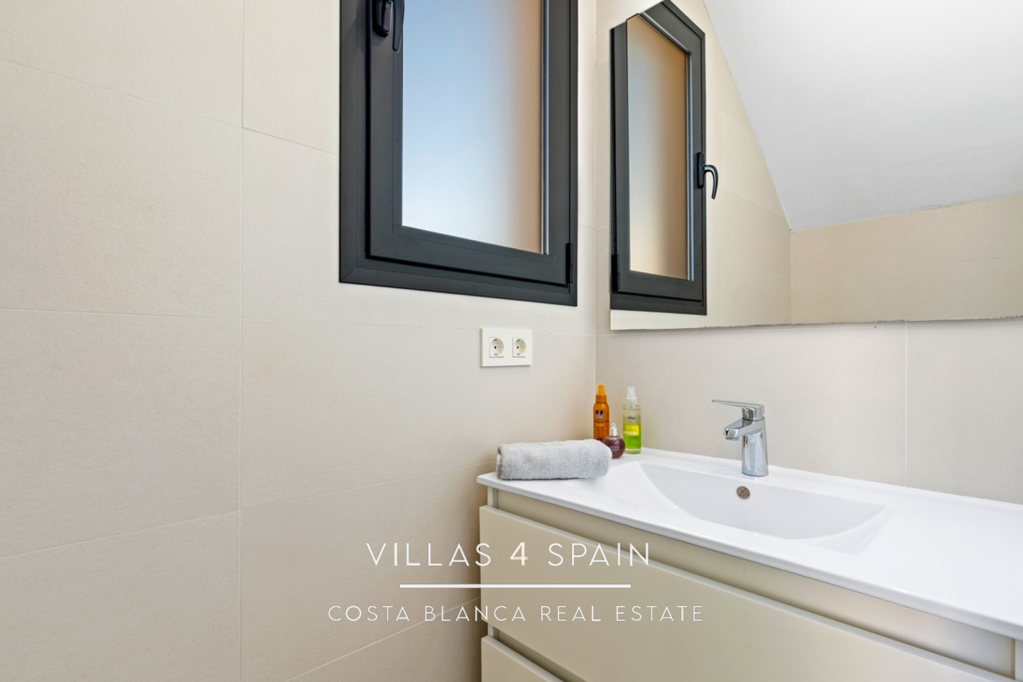 Resale - 4 bed 4 bath newly built villa with a private pool and guest house in Benijofar, Alicante - calle rbla - Alicante