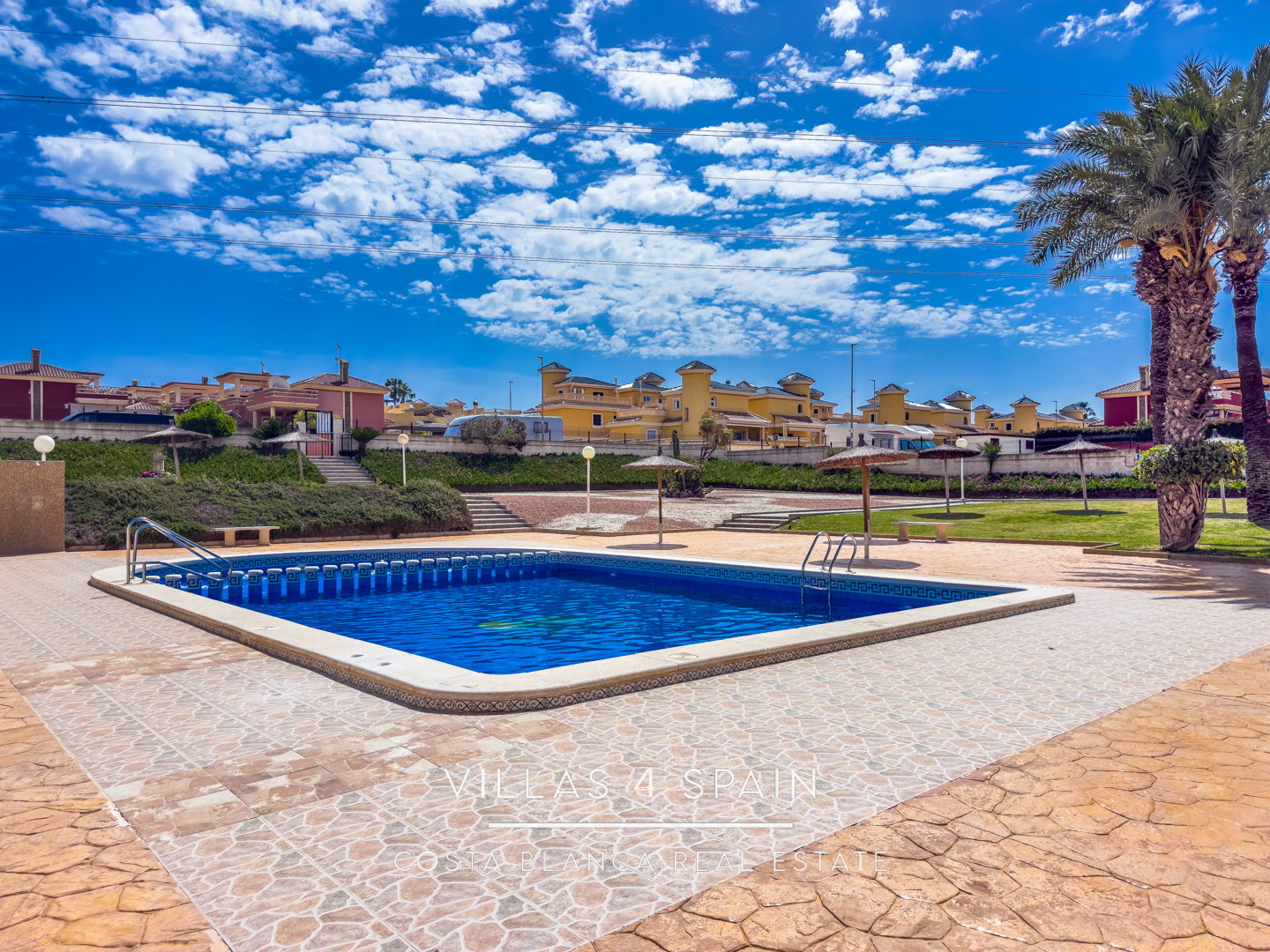 Resale - 3 Bed 2 Bath Villa With Private parking and community pool in Lo Crispin, Algorfa - av. de las naciones - Alicante