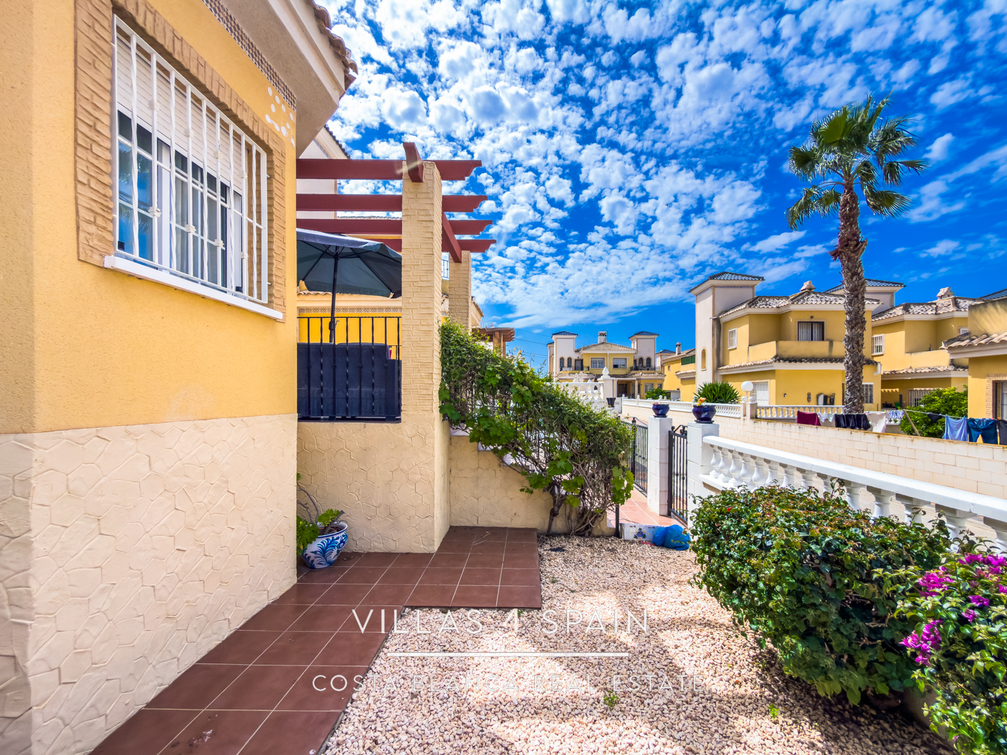Resale - 3 Bed 2 Bath Villa With Private parking and community pool in Lo Crispin, Algorfa - av. de las naciones - Alicante